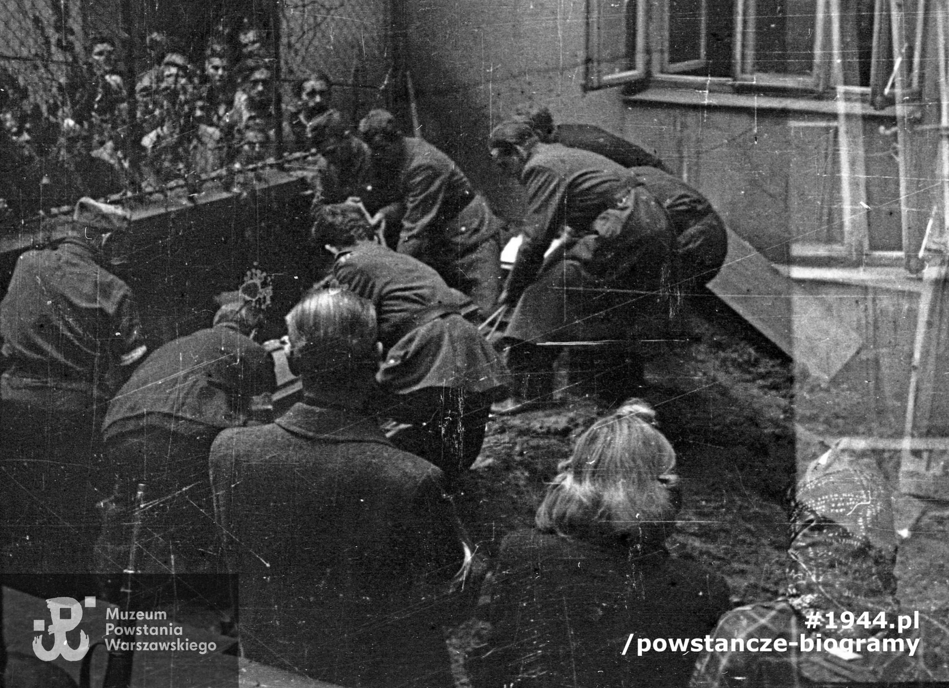 Fotografia z Powstania Warszawskiego, II połowa września 1944 r.  Pogrzeb kpr. pchor. Bohdana Sobocińskiego, syna płk Albina Sobocińskiego "Roland" z OW - KB na podwórzu kamienicy Szopena 16. Autorem zdjęcia jest Marian Grabski "Wyrwa". Fot. ze zbiorów Muzeum Powstania Warszawskiego