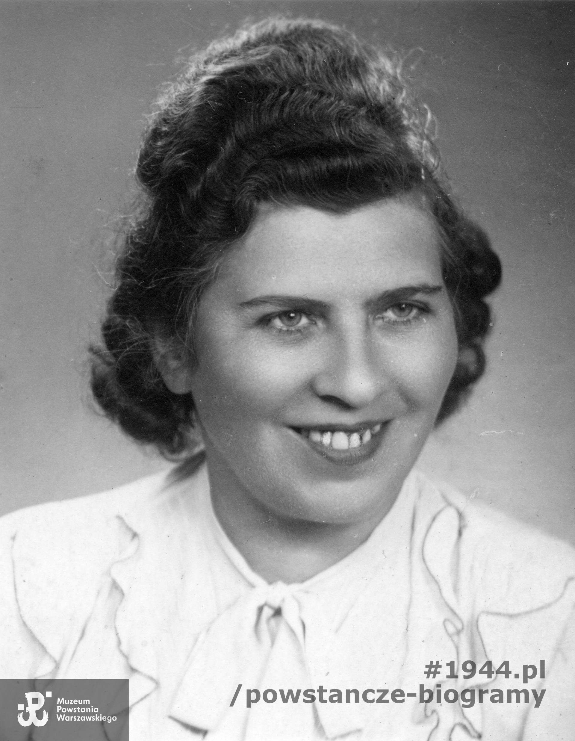 łącz. Jadwiga Matusiewicz "Jagoda". Fotografia portretowa ze zbiorów Muzeum Powstania Warszawskiego, sygn. MPW-IP/5509