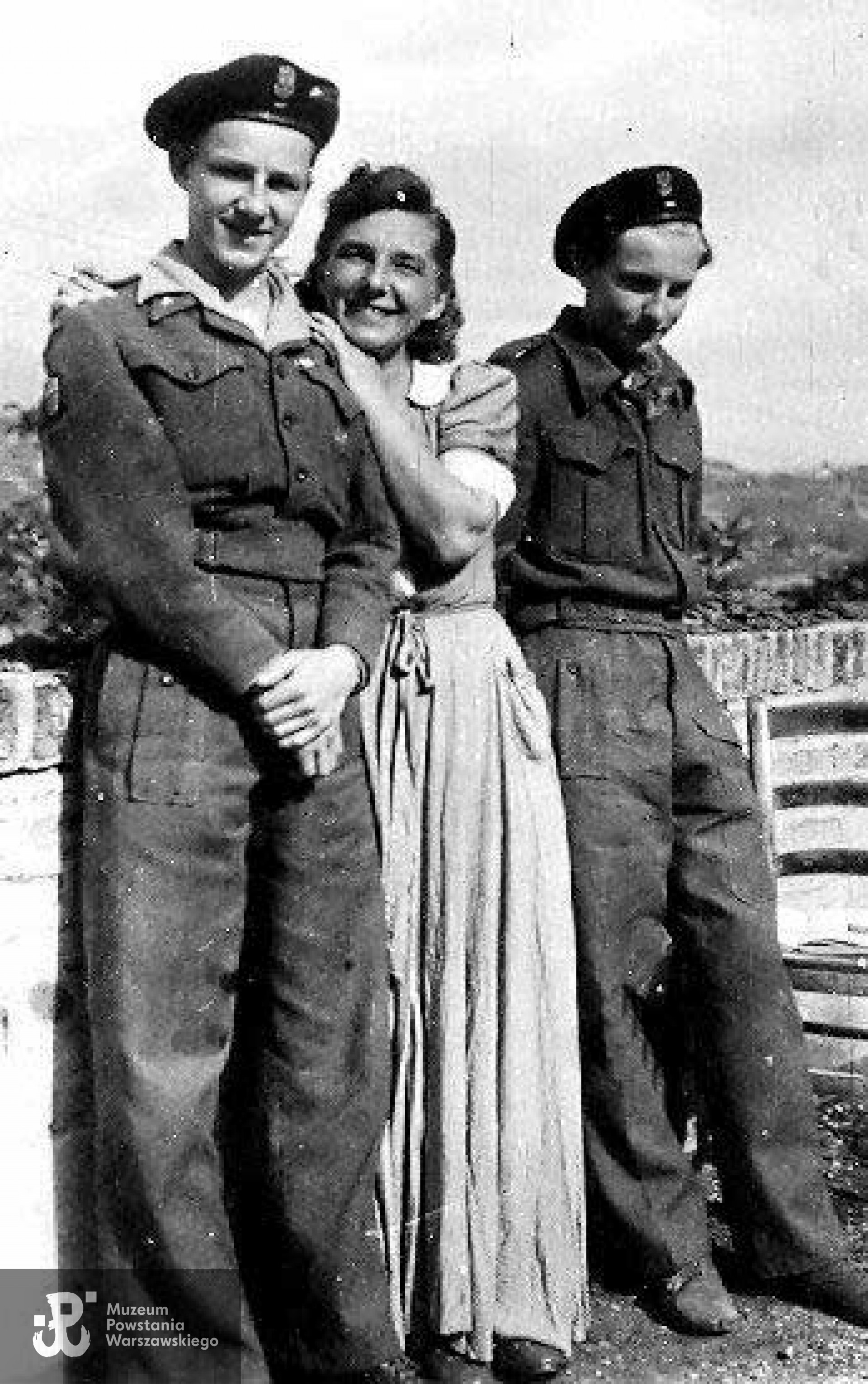 Zofia z Kamlerów Klepacz z synem Januszem (po lewej) i Krzysztofem Głuchowskim - Amandola 1946