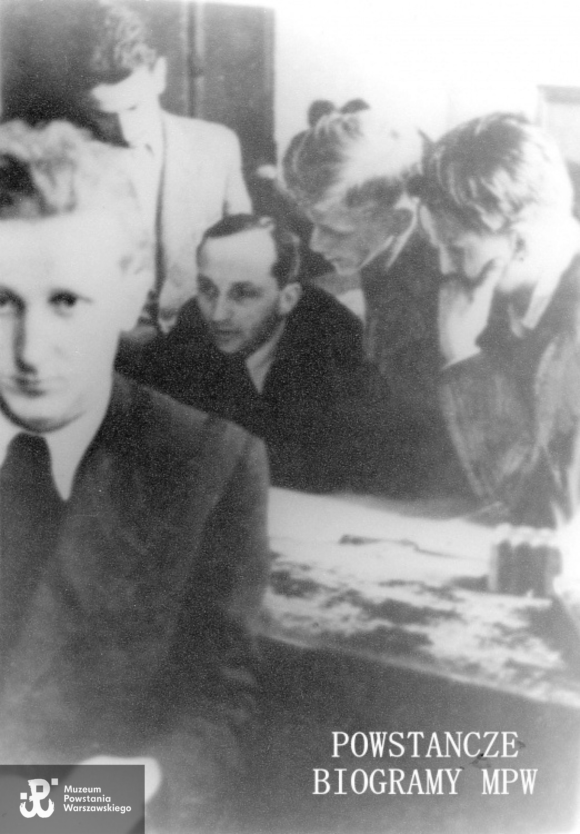 Zdjęcie z okresu okupacji niemieckiej. Ćwiczenia z rysunku technicznego w szkole Wawelberga i Rotwanda. Inż. Zbigniew Lewandowski mjr "Szyna" ze studentami. Drugi z prawej Jan Bytnar "Rudy", pierwszy z lewej Leopold Kummant. Ze zbiorów Muzeum Powstania Warszawskiego, sygn. MPW-IK/344