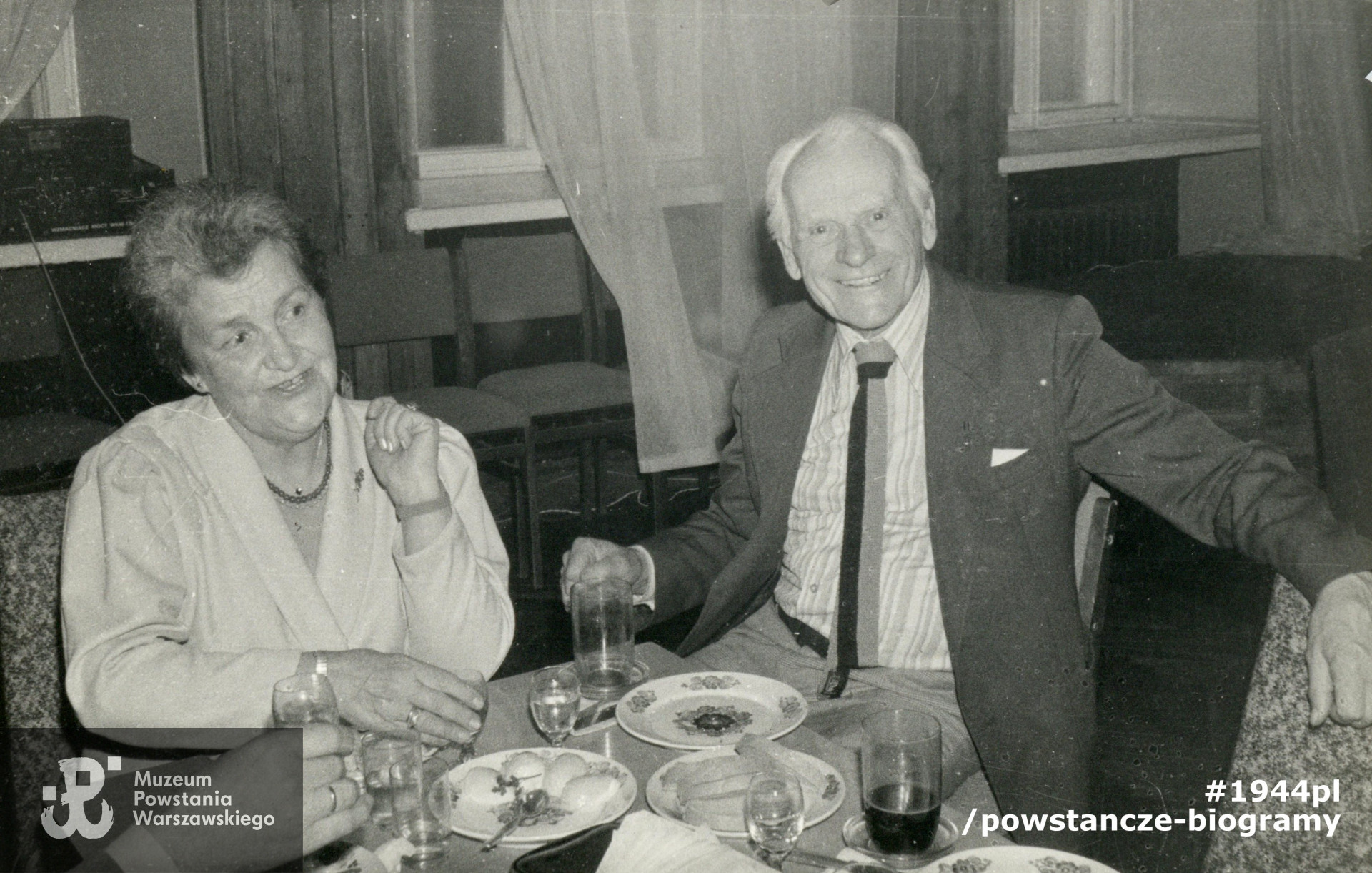 Przy stole z Eugeniuszem Ajewskim. Fot. z archiwum rodzinnego p. Hanny Stadnik z d. Sikorskiej
