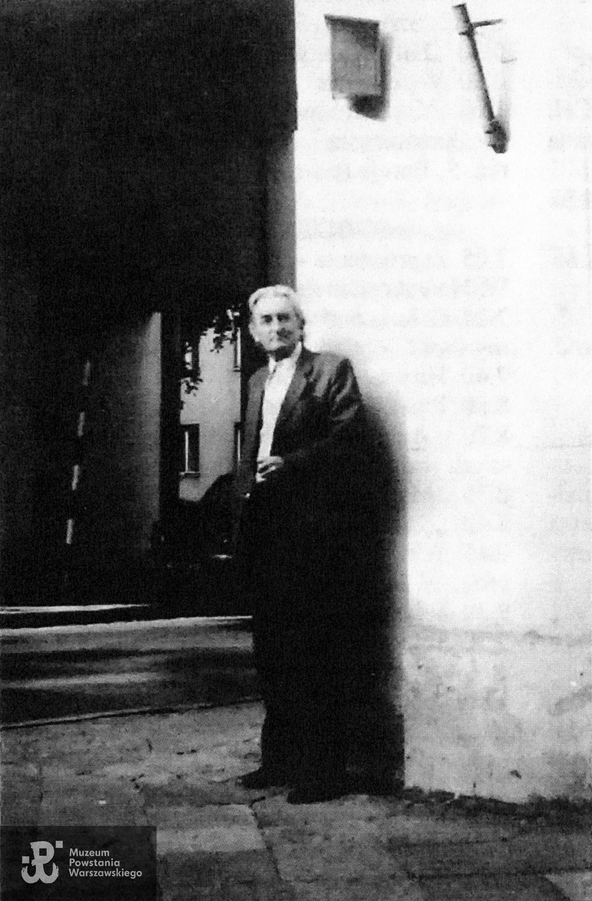 Tadeusz Januszewski ps. Dodek, naoczny świadek śmierci kpr. Zygmunta Stettnera ps. Góral przed bramą budynku Rozbrat 10/14. Fot. udostępniła p. Barbara Stettner-Stefańska