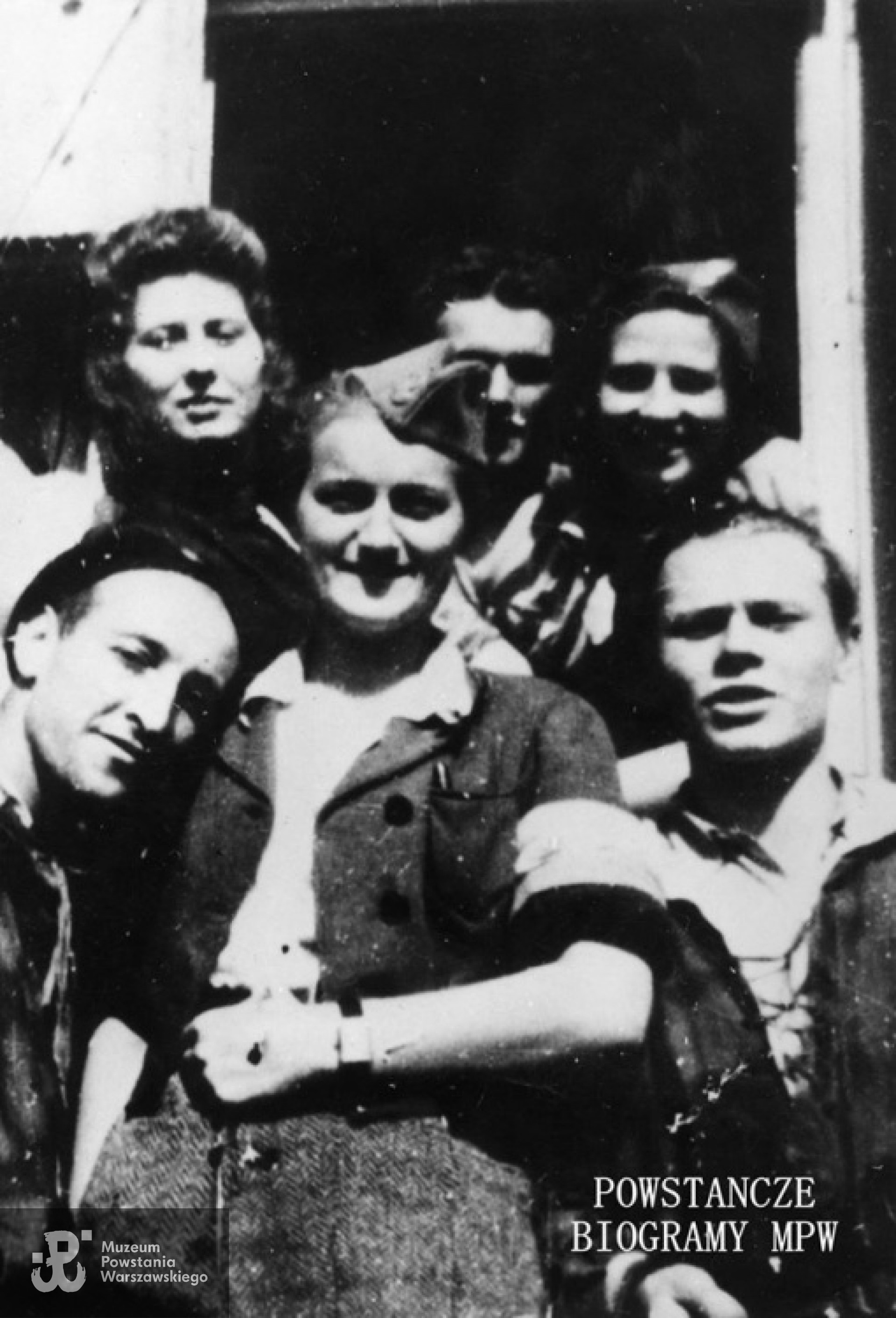 Fotografia z Powstania Warszawskiego. Żoliborz. Żołnierze zgrupowania "Żmija". Od lewej: ppor. Jerzy Wróbel "Stefan", łącz. Wiesława Czarnecka - Bakiera "Krystyna", strz. Andrzej Krauze "Andrzej", łącz. Czesława Włoczewska-Antonowicz "Iza", kpr. pchor. Andrzej Koc "Mały Andrzej", łącz. Maria Adwentowska "Maria". Ze zbiorów MPW, sygn. MPW-IK/1761