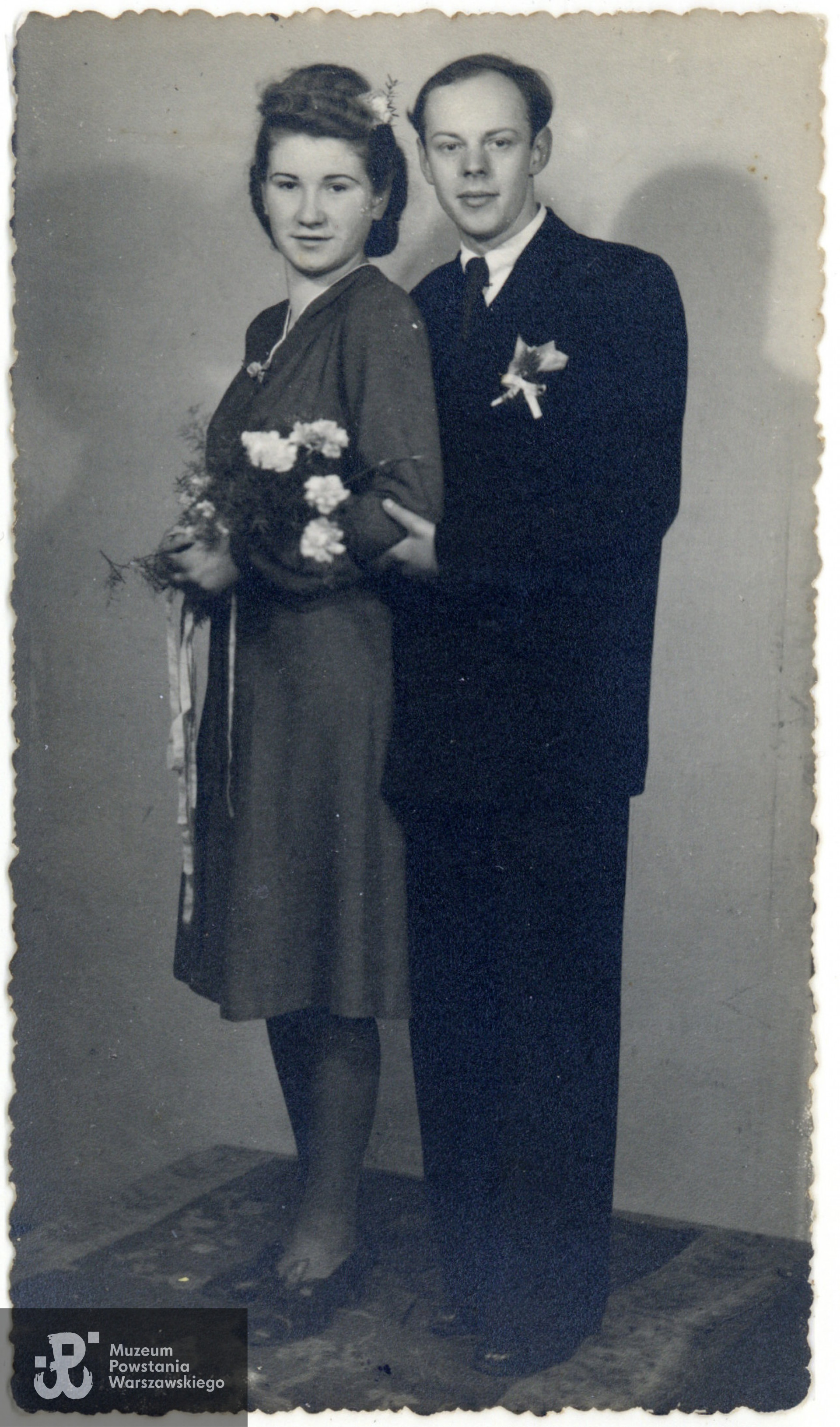 Fotografia ślubna wykonana w Pruszkowie w grudniu 1945 roku, przedstawiająca 19-letnią Janinę Chomentowską z Kominków i 23-letniego Tadeusza Chomentowskiego. Fot. ze zbiorów rodzinnych p. Elżbiety Kozikowskiej z d. Chomentowskiej, córki Powstańca. Skany wykonano w Muzeum Powstania Warszawskiego, 05/2023