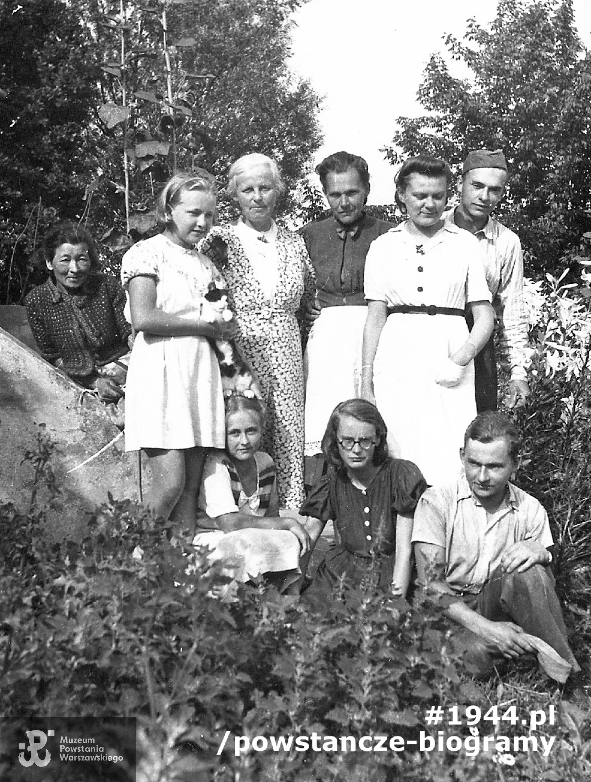 Dobczyce, lipiec 1944 roku. Od lewej: Stafa Iwanowska, Zosia Urbańczykówna, Wela Karasiówna, Zofia Urbańczykowa, Hala Żylanka, Jan Urbańczyk. Siedzą: Marysia Urbańczyk, Basia Siewierska, Jerzy Urbańczyk.  Fot. z archiwum rodzinnego Jerzego Urbańczyka, udostępnił p. Stanisław Malara
