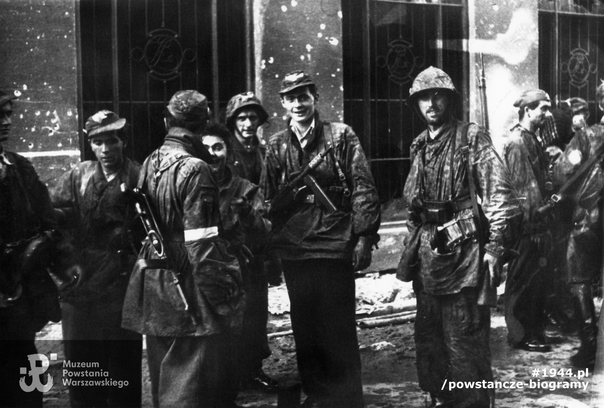 Powstanie Warszawskie, 1.09.1944 r. ul. Warecka - rejon włazu kanałowego po wyjściu obrońców Starego Miasta z kanałów. Fot. ze zbiorów Muzeum Powstania Warszawskiego, sygn. MPW-IK/2199, zbiór Stanisława Kopfa