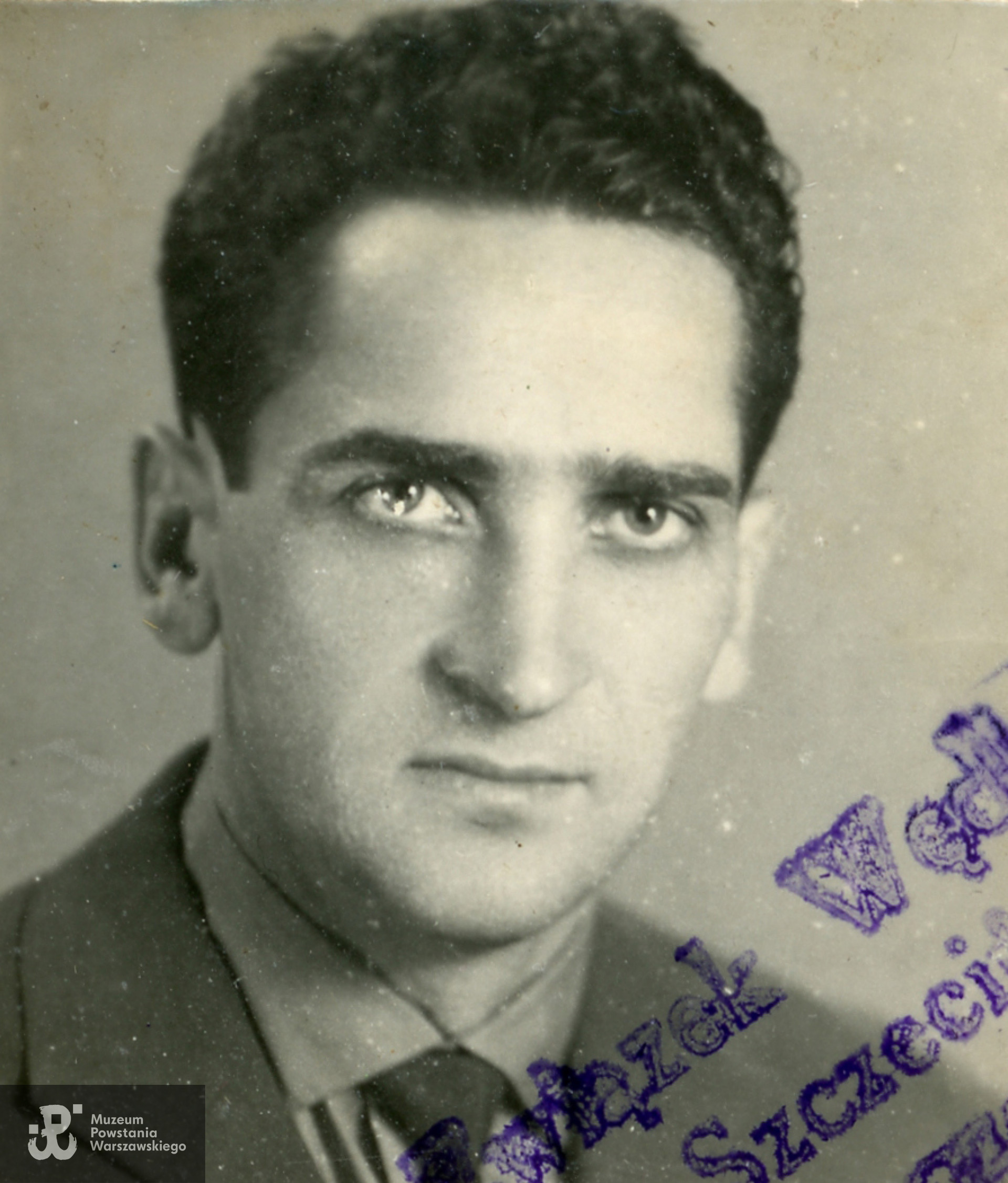 Edmund Ostanek ( vel Edmund Sawicki) ps. „Gaspar”.  Powojenna fotografia legitymacyjna. Skan udostępnił p. Mieczysław Ostanek, syn Powstańca