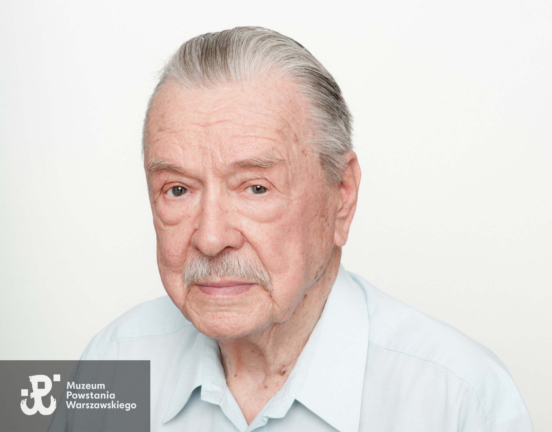 Tadeusz Szurmak „Surma” (1922-2020).  Zdjęcie z serii portretów Powstańców Warszawskich wykonanych w ramach projektu "1944/70/2014" realizowanego przez grupę WWPHOTO dla uczczenia 70. rocznicy wybuchu Powstania Warszawskiego. Muzeum Powstania Warszawskiego, 22.07-04.08 2013.