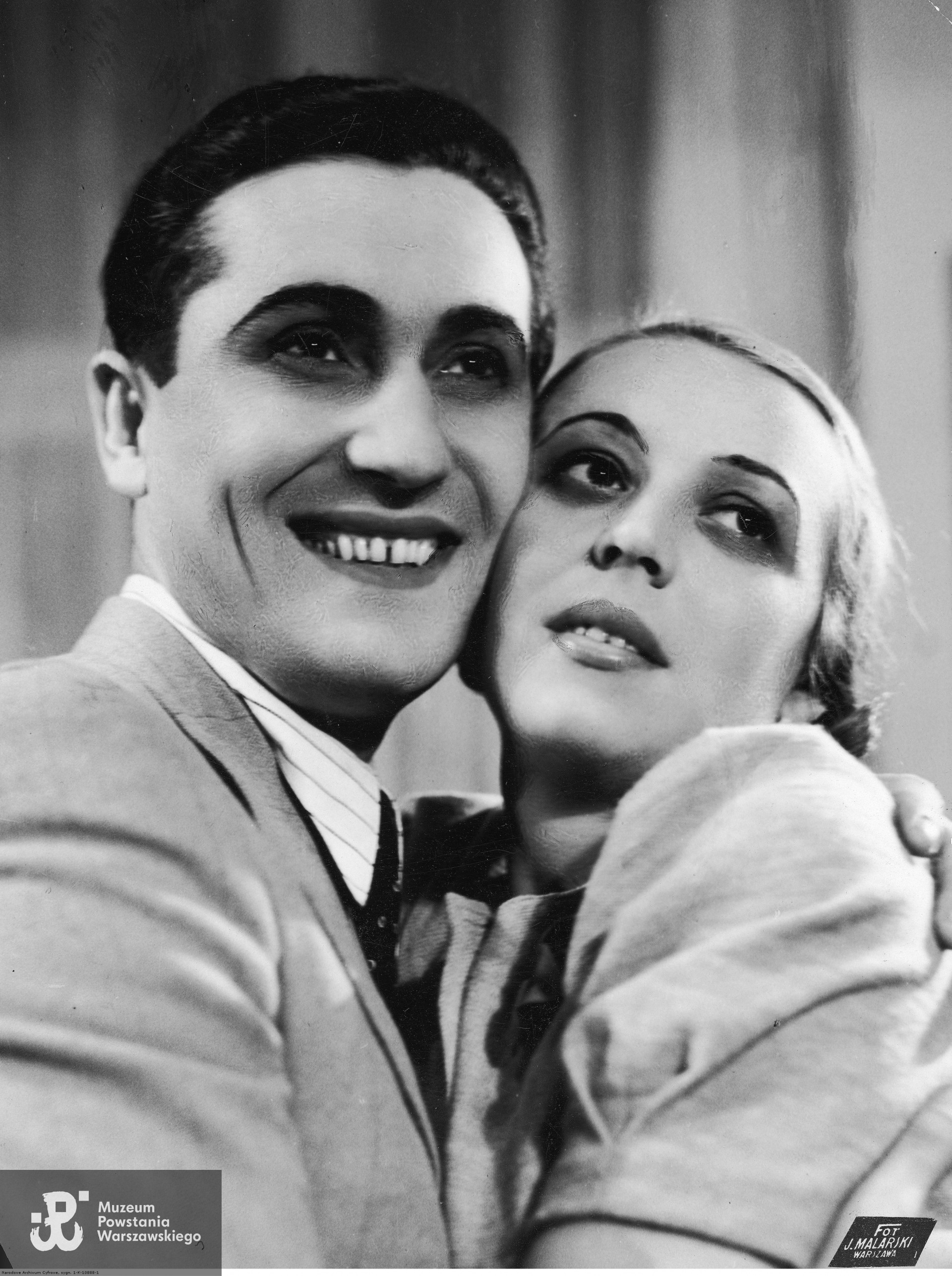 Farsa „On i jego sobowtór” Maurice'a Hennequina w Teatrze Letnim w Warszawie, na zdjęciu   Jerzy Śliwiński i Zofia Tatarkiewicz w jednej ze scen przedstawienia. Fot. NAC, zespół: Koncern Ilustrowany Kurier Codzienny - Archiwum Ilustracji, sygnatura: 1-K-10888-1