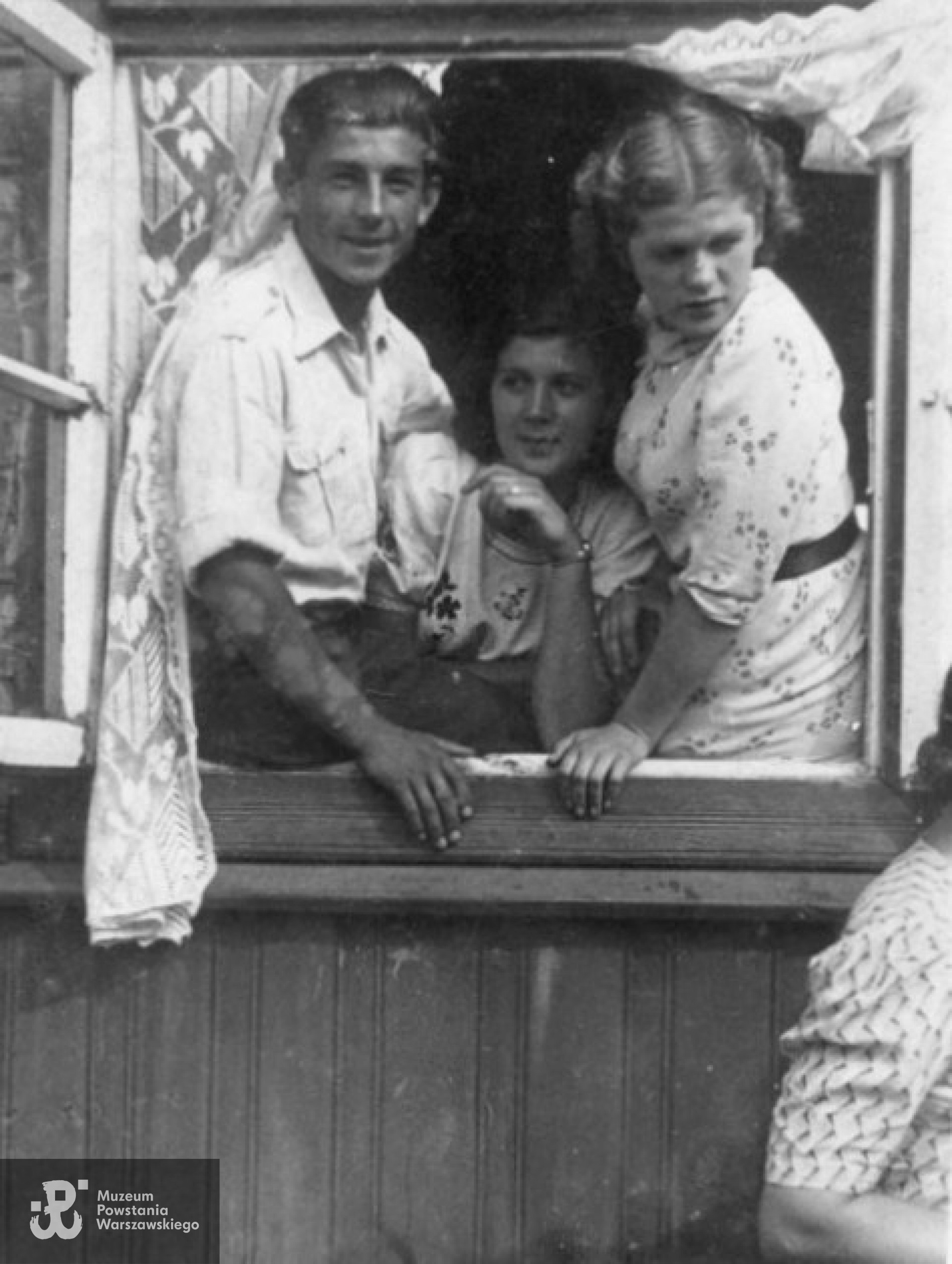 Zdjęcie z okresu okupacji w Tomaszowie Mazowieckim. Na zdjęciu po lewej stronie Leon Czekalski - przyszły szwagier Zofii. Fot. archiwum rodzinne Zofii Czekalskiej.