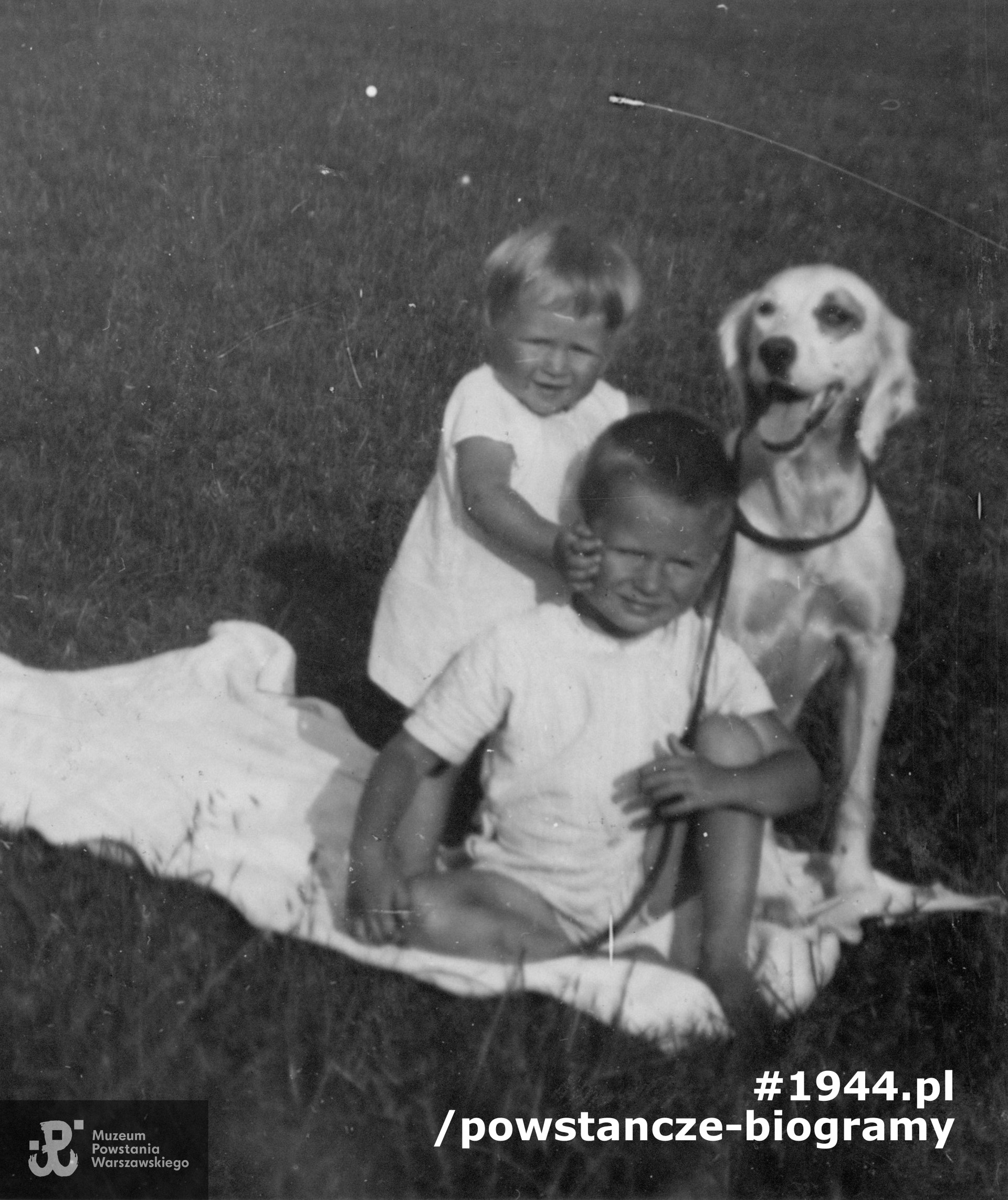Dzieci Józefa Kotarby - Haneczka i Jędruś, oraz ukochany pies rodziny - seterka Jolie. Lata 30-te XX w. 