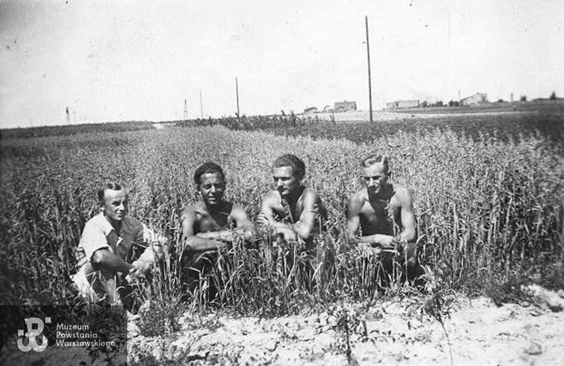 1943 - od lewej siedzą Stanisław Ruciński, NN, Czesław Grotek, NN.