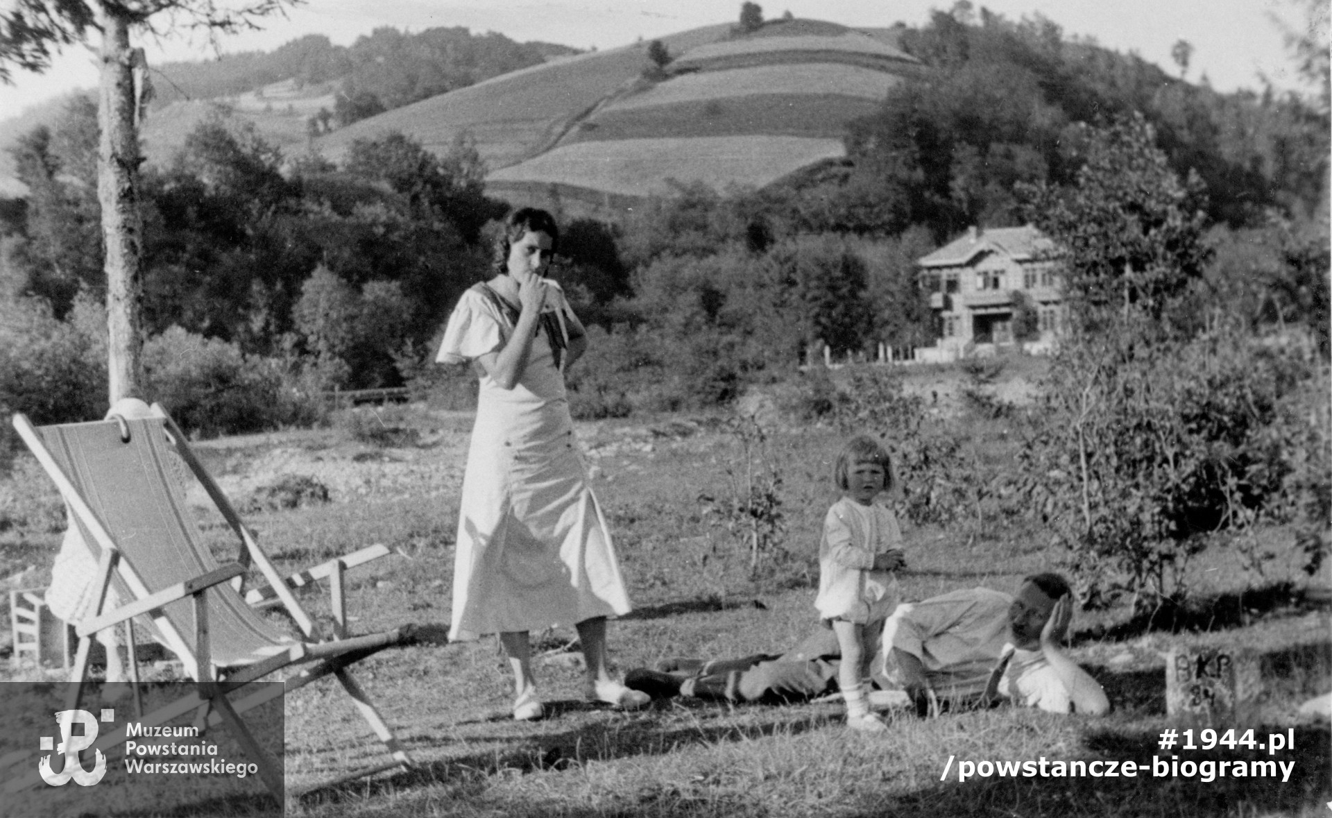 Helena Kotarbina z córką Hanną, Józef Kotarba widoczny po prawej stronie zdjęcia, odpoczywający na trawie. Fot. z archiwum rodzinnego córki, p. Hanny Frytowej z domu Kotarba