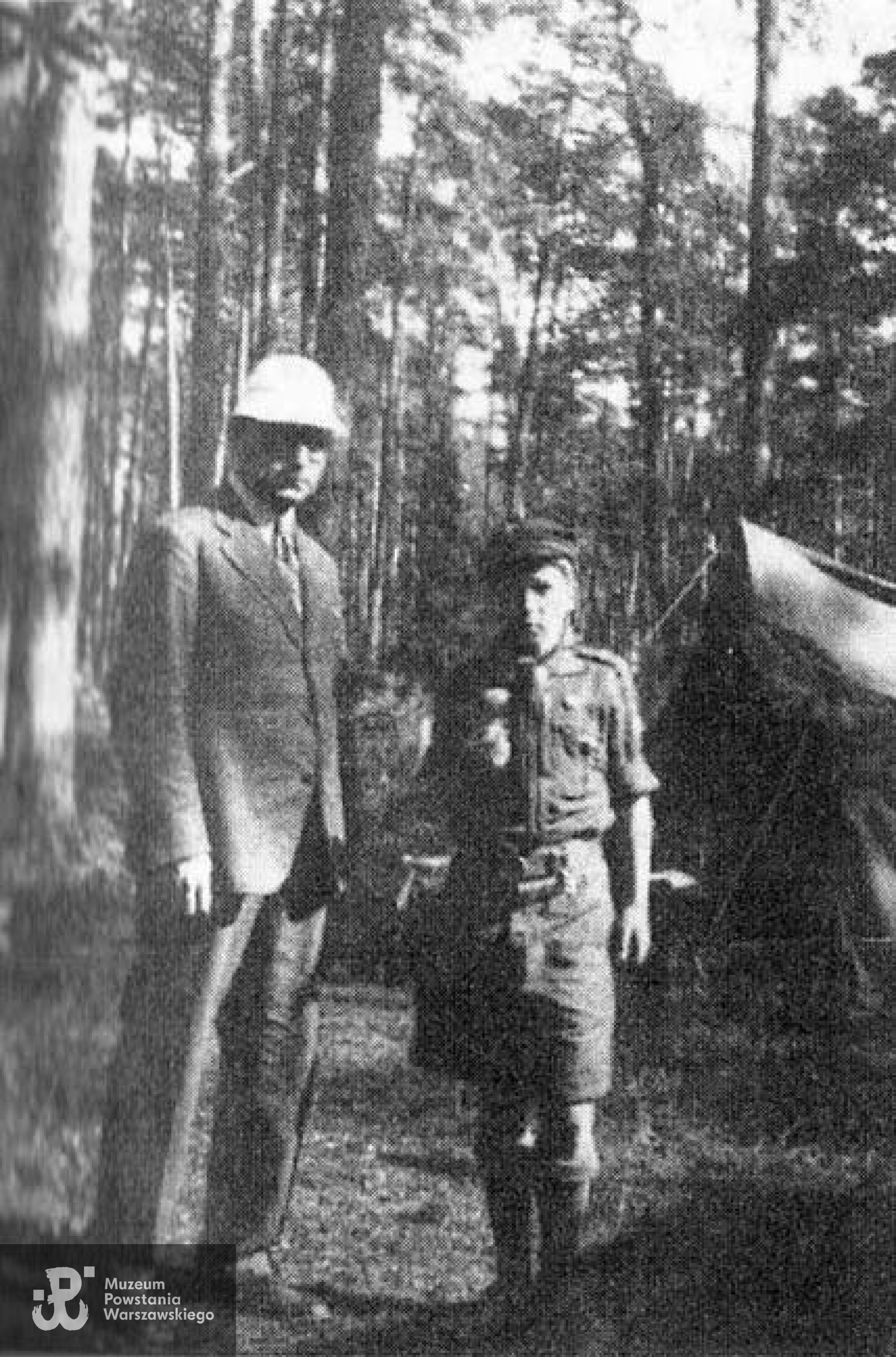 Piotr Słonimski z synem Piotrem, na obozie letnim 23. Warszawskiej Drużyny Harcerzy im. Bolesława Chrobrego - zdjęcie przedwojenne. Fot. udostępnił Tomasz Zatwarnicki