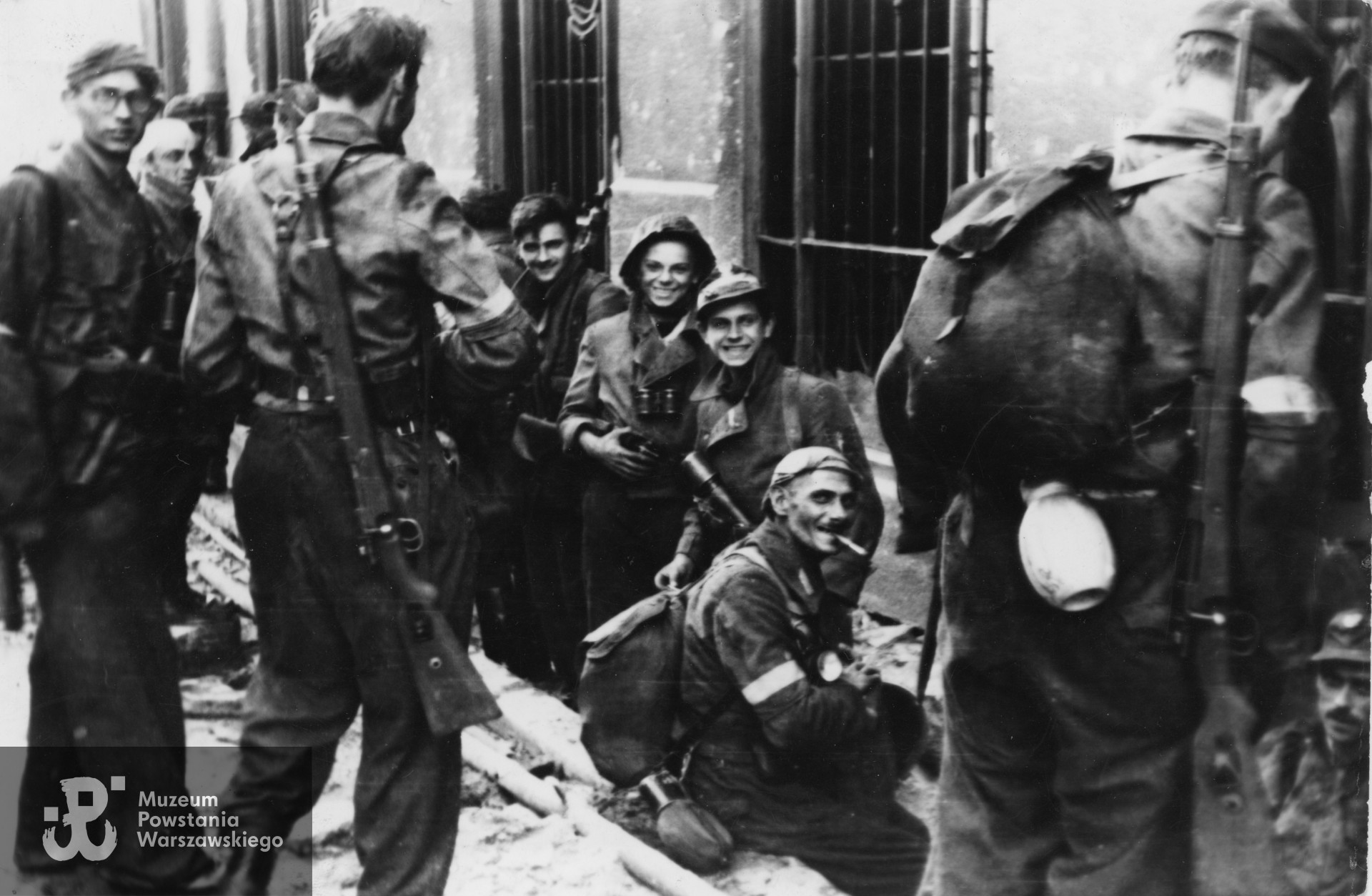 Fotografia z Powstania Warszawskiego: żołnierze baonu „Miotła” (później w składzie „Czaty 49”) w rejonie włazu na Wareckiej po ewakuacji kanałami ze Starego Miasta do Śródmieścia.  Autorem zdjęcia jest Jerzy Tomaszewski. Fot. ze zbiorów Muzeum Powstania Warszawskiego, sygn. MPW-IV/2102 (P/9401). Opis na podstawie monografii batalionu ”Miotła" autorstwa Leszka Niżyńskiego, Instytut Wydawniczy PAX, 1992.