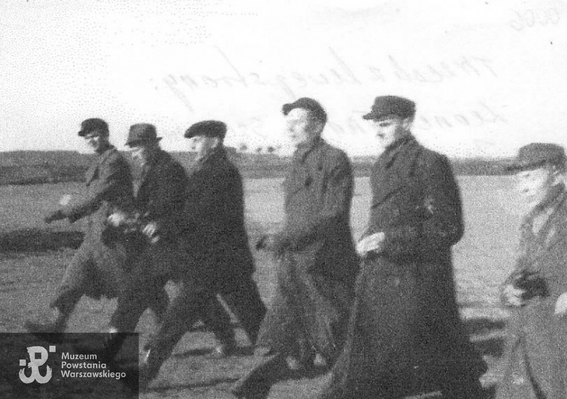 Od lewej idą: Polachowski, Szczypiorski. Lewandowski, NN, NN, NN.