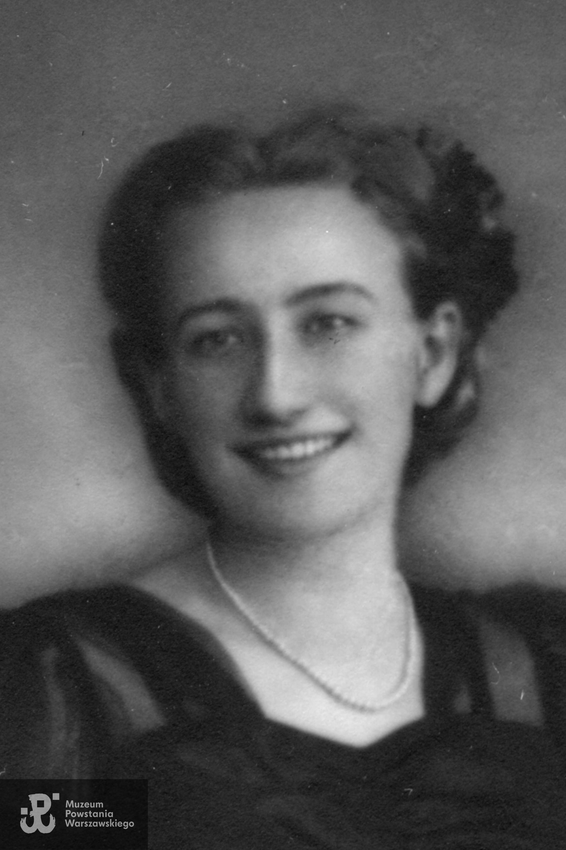 Barbara Janina Gettel, po mężu Sowa  ps. „Basia”, „Baśka”. Fotografia przedwojenna. Ze zbiorów rodzinnych, skan udostępnił p. Andrzej Sowa, syn p. Barbary