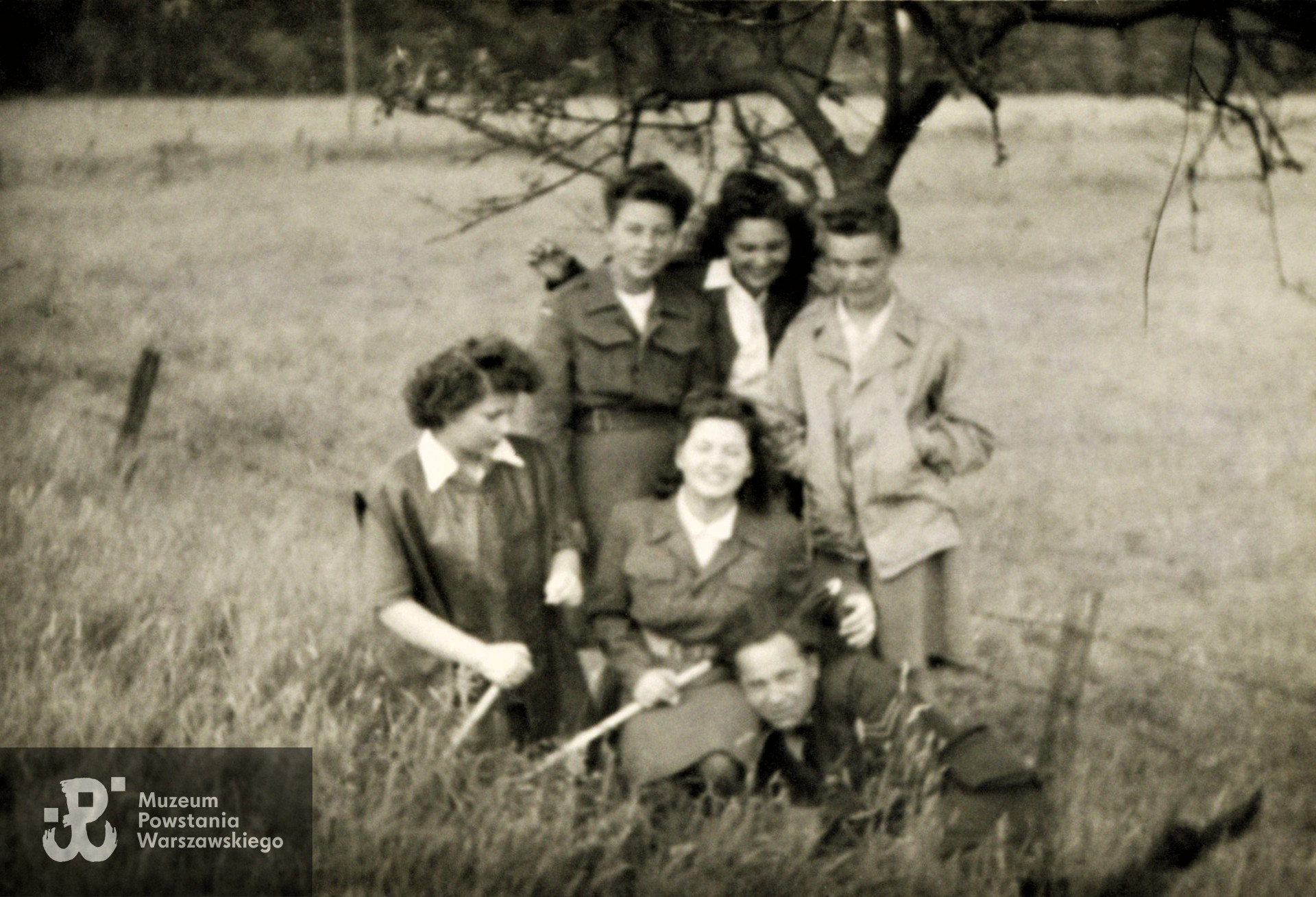 Halina Irena Jędrzejewska (pierwsza z lewej) z koleżankami z Oberlangen - Ośrodek Wojskowy w Hange. Ze zbiorów Muzeum Powstania Warszawskiego, sygn. P/9646, dar p. Haliny Jędrzejewskiej - Chodzickiej


