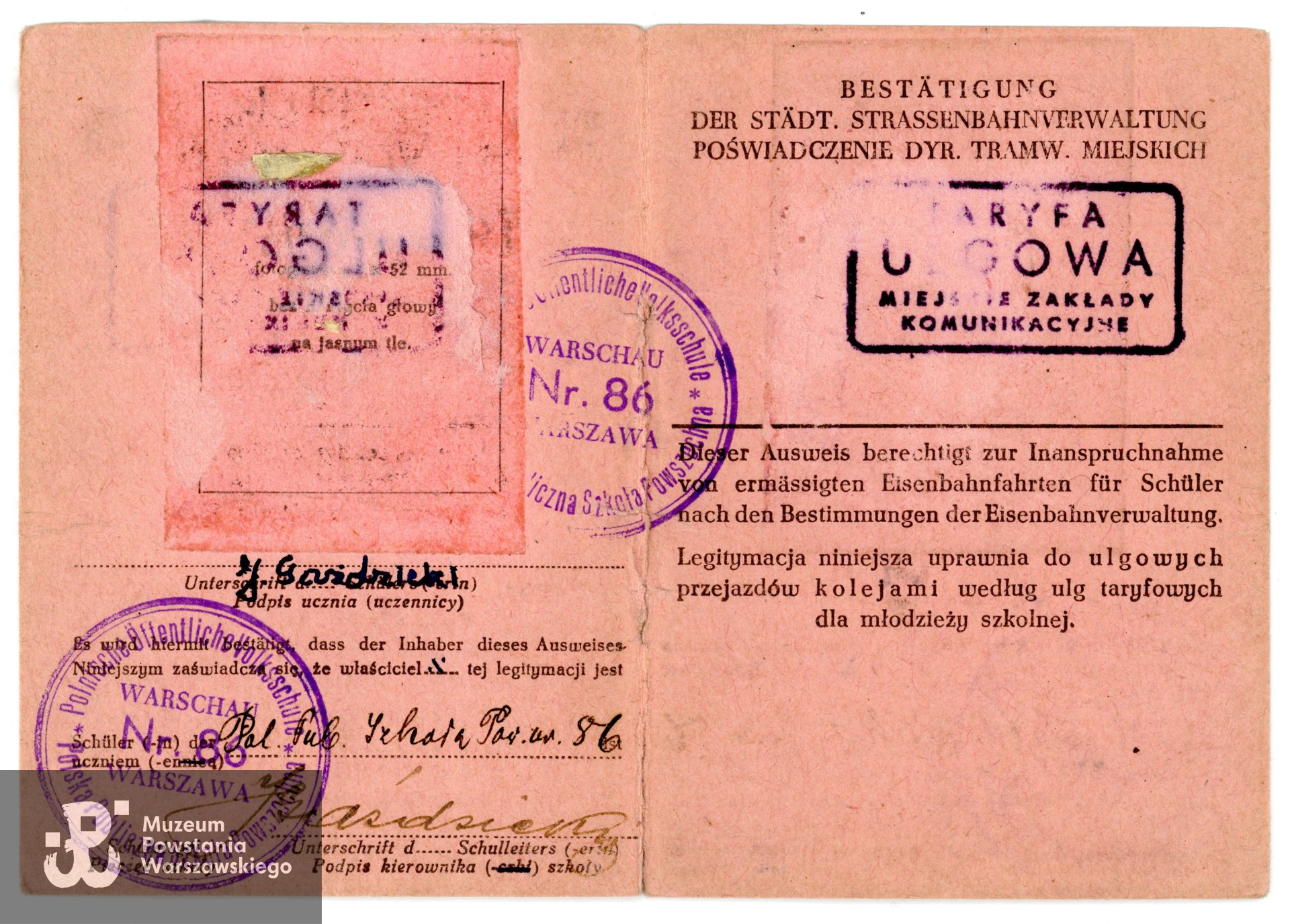 Należąca do Jerzego Gaździckiego legitymacja szkolna z okresu okupacji (niem. Schülerausweis) nr 134 wystawiona na rok szkolny 1943/1944 przez Szkołę Powszechną nr 86.  Na dokumencie widoczne dwa podpisy - ucznia Jerzego Gaździckiego i Kierownika Szkoły - Jana Gaździckiego (ojca Jerzego), również  Powstańca Warszawskiego. Z archiwum prywatnego p. Jerzego Gaździckiego ps. Gołąb. Skan wykonano w Muzeum Powstania Warszawskiego w styczniu 2025. 