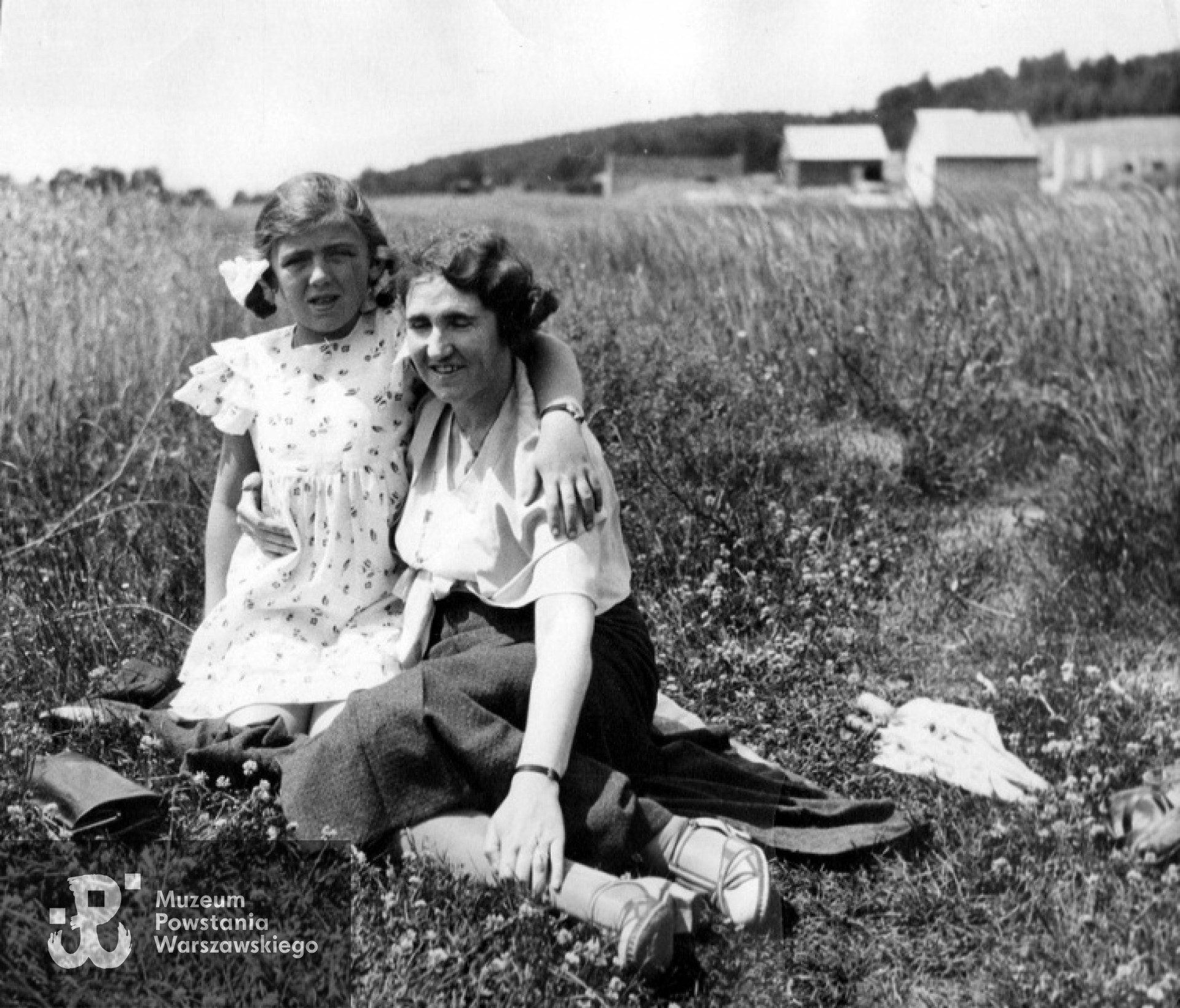 Danuta Skrzypińska z matką, Wołyń, 1931 rok. Zdjęcie ze zbiorów Danuty Skrzypińskiej / Archiwum 2. HBAP "Żbik"