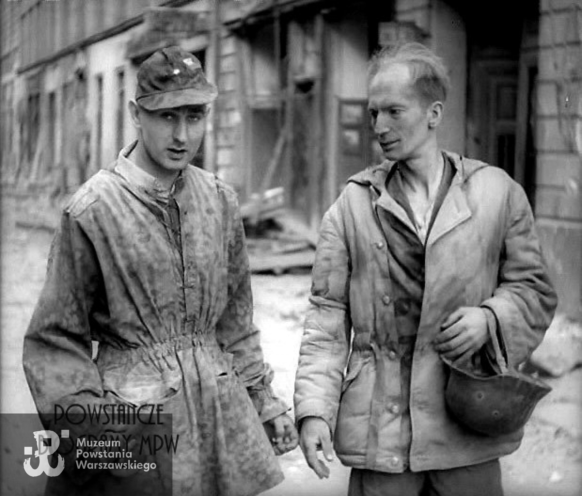 Zdjęcie filmowe z kroniki powstańczej: żołnierze z batalionu „Gustaw”, kompanii „Anna” na ul. Jasnej: od lewej: ppor. „Łąka” (Kazimierz Bogdan Wiese) i  ppor. „Stefan” (Stefan Szempliński). Fot. <i>powstaniewarszawskiefilm</i>