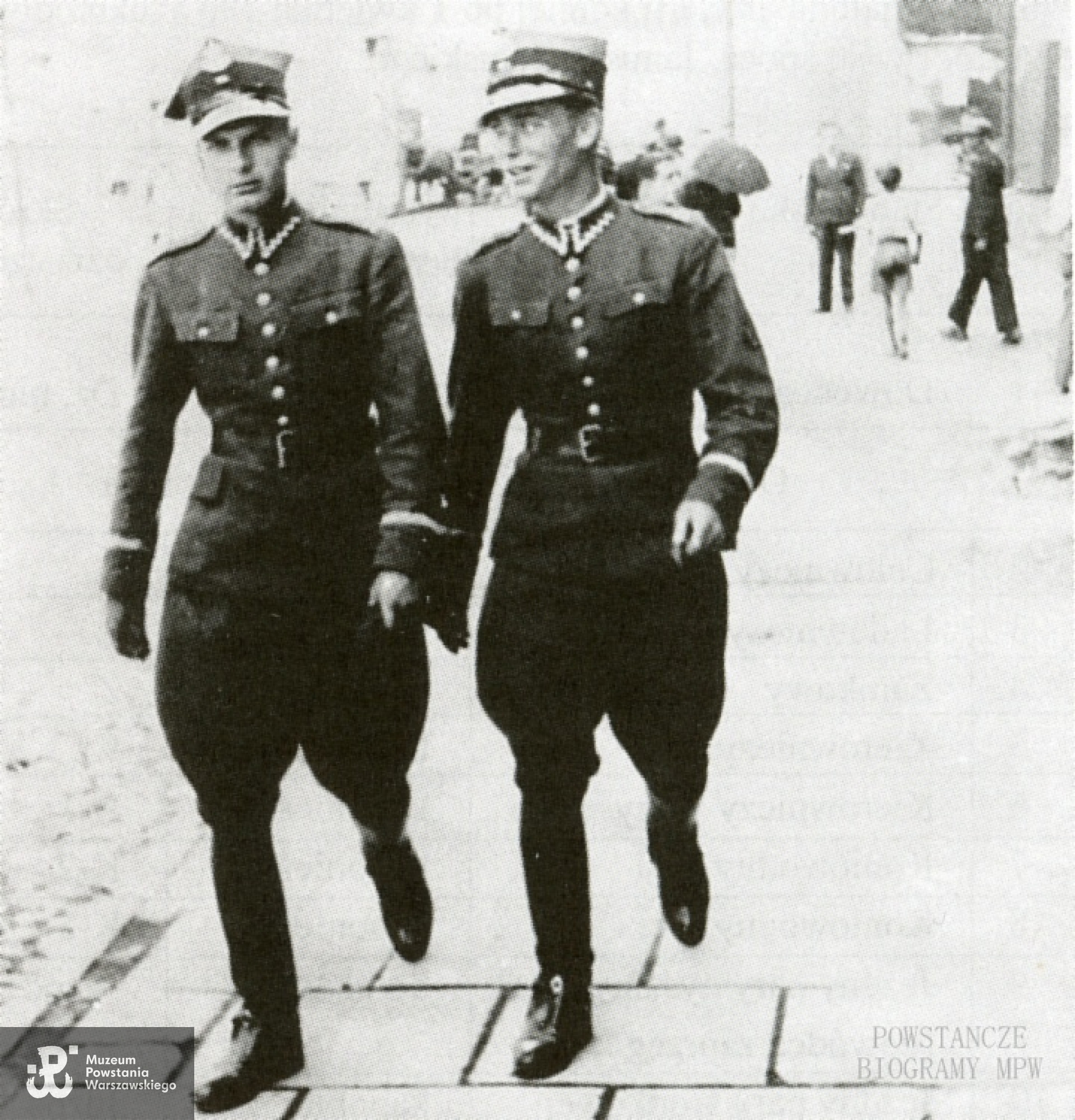 Podchorążowie 14 D.A.K. na ul. Lipowej w Białymstoku: od lewej - kpr. pchor. Janusz Załuska i Bronisław Zdanowicz. Pchor. Załuska, absolwent  S.P.R.A., odbył służbę czynną w 14 D.A.K. w 1937 r. ćwiczenia na kursie dowódców plutonu w 1938 r., zmobilizowany w sierpniu 1939. Był zwiadowcą i łącznikiem w poczcie d-cy złożonego z resztek oddziału ppłk. Tadeusza Lechnickiego pod Szackiem, złożyli broń przed Niemcami 02.10.1939