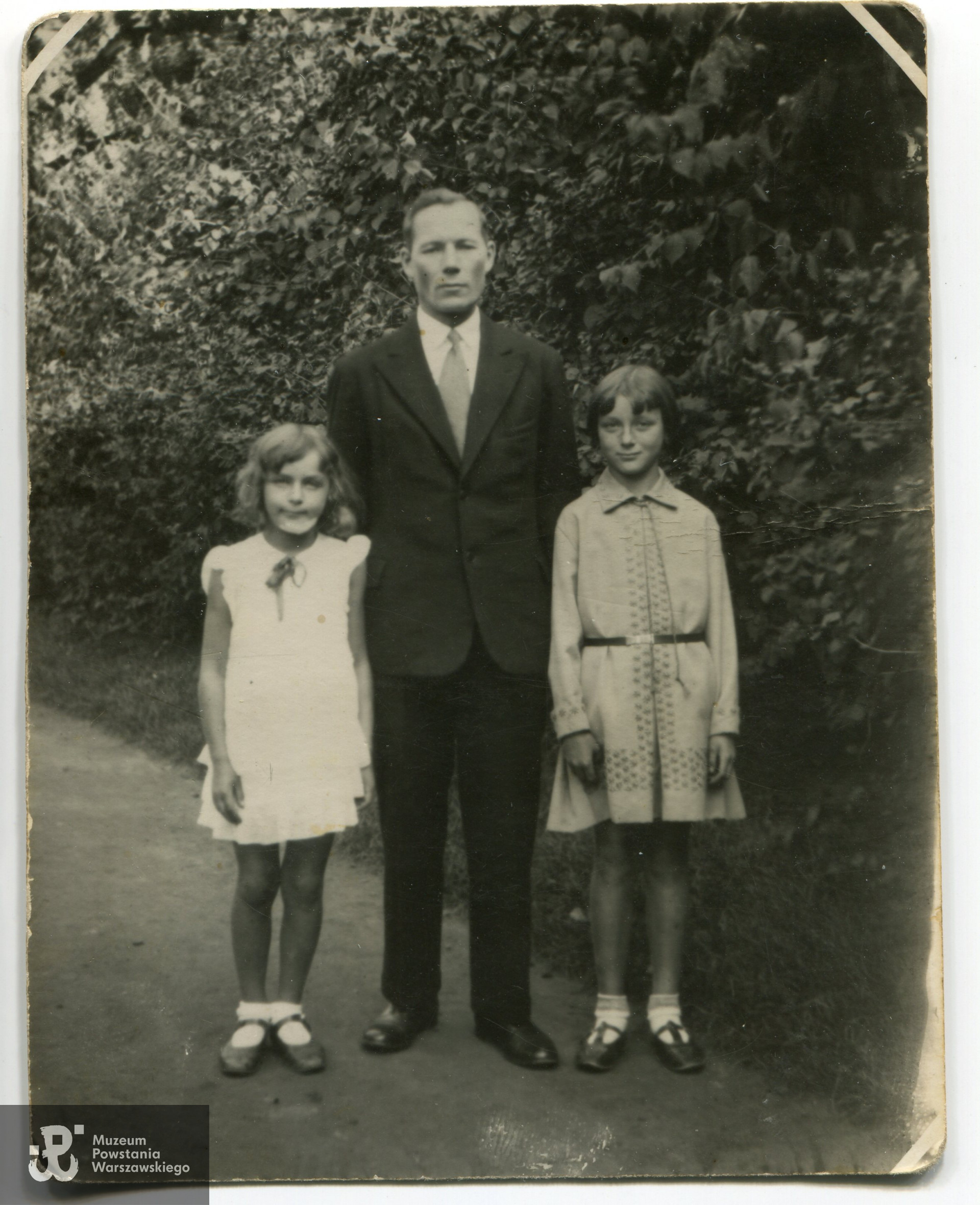 Paweł Jeziorek z córkami Wandą i Marią. Fotografia wykonana 14.09.1932 roku w Parku Ujazdowskim w Warszawie.  Fot. ze zbiorów  rodzinnych p. Wandy Jeziorek -  Zniewierowskiej, udostępniła córka, p. Anna Zniewierowska - Chruściel.