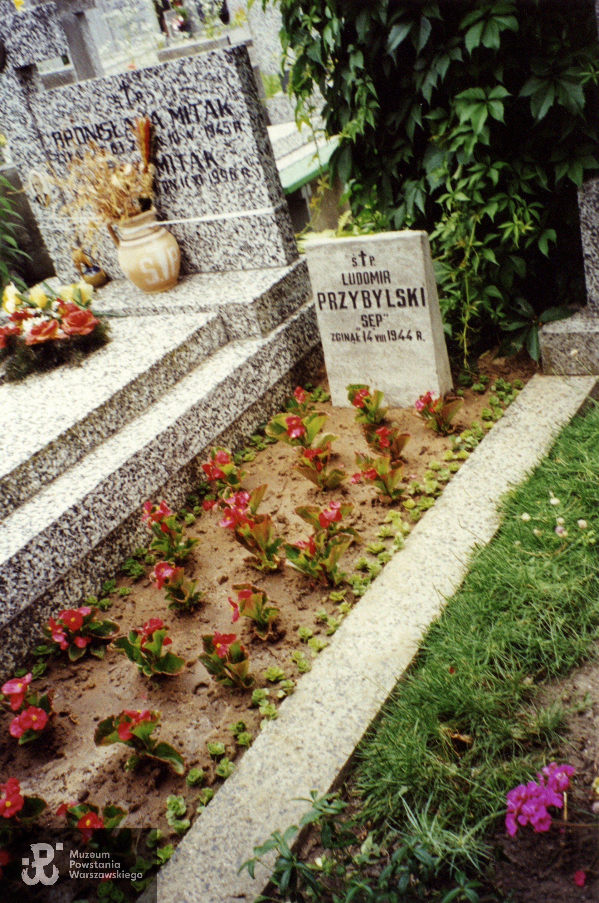 Muzeum Powstania Warszawskiego,  Teczki personalne uczestników Powstania Warszawskiego: Przybylski Ludomir. Stan grobu ok. 2004 roku.