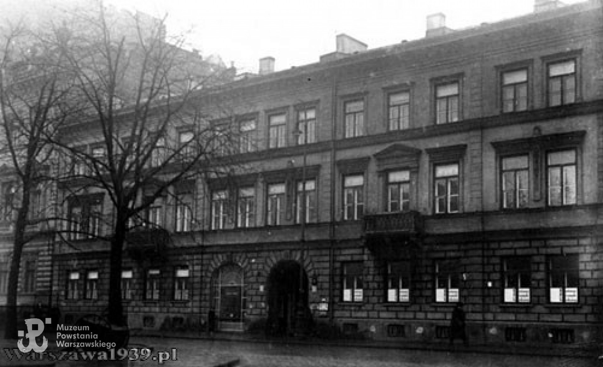 Miejsce śmierci kpt. "Romana" - pl. Dąbrowskiego 4 i pl. Dąbrowskiego 2, tj. dwie kamienice ujednolicone pod względem architektonicznym tak, że sprawiały wrażenie jednego budynku. Źródło fot. Fundacja 1939.pl - http://www.warszawa1939.pl