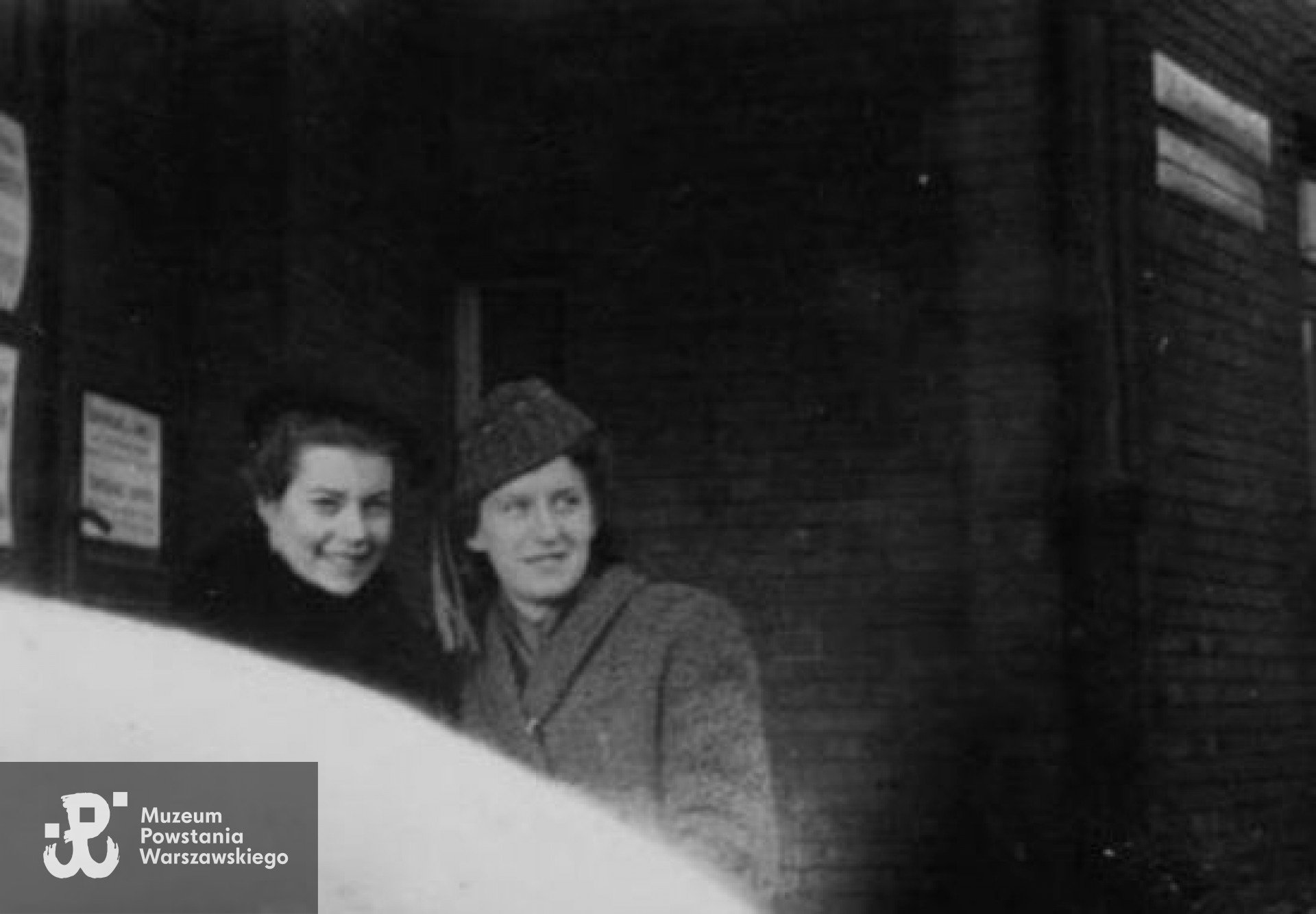 Zdjęcie z okresu okupacji wykonane na schodach istniejącego do dziś budynku na rogu Koszykowej i Chałubińskiego, gdzie w latach 1921-1944 mieściła się Warszawska Szkoła Pielęgniarstwa (ul. Koszykowa 78). Stoją ode lewej : "Basia Ananas" (Elżbieta Roszkowska) i Maria Czapska ps. "Maria". Fot. z archiwum rodzinnego Marii Pajzderskiej.