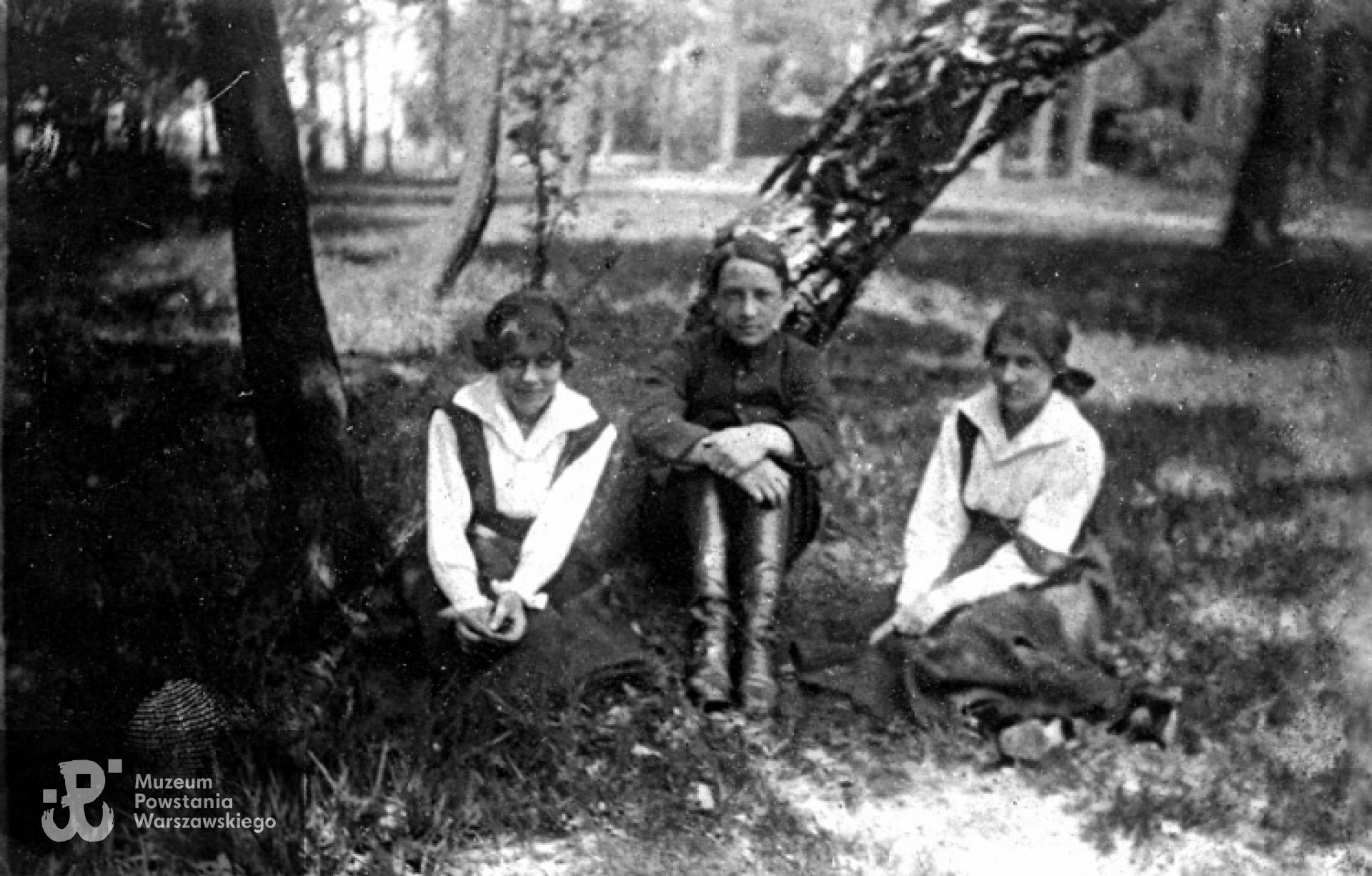 Rok 1917. Wanda Głuchowska (z lewej strony) ze stryjecznym rodzeństwem, Lechem Głuchowskim (w AK rtm. "Jeżycki") i Halszką Głuchowską (w AK "Józefa" referentka WSK-WSOP). Cała trójka działała wtedy w Łodzi w Polskiej Organizacji Wojskowej. Fot. archiwum rodzinne.