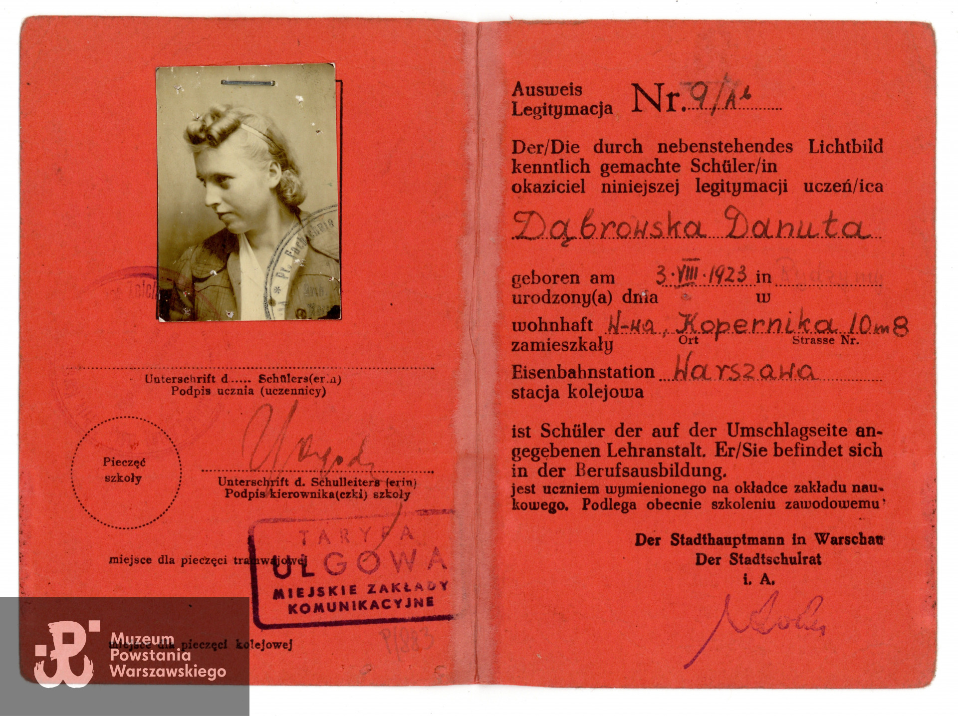Legitymacja szkolna (Schülerausweis) wystawiona  na rok szkolny 1943/1944, Prywatne Kursy Rysunku Technicznego St. Leśniowskiego w Warszawie. Ze zbiorów Muzeum Powstania Warszawskiego, sygn. MPW-A/1971 (P/883), dar p. Danuty Dąbrowskiej - Sokołowskiej.