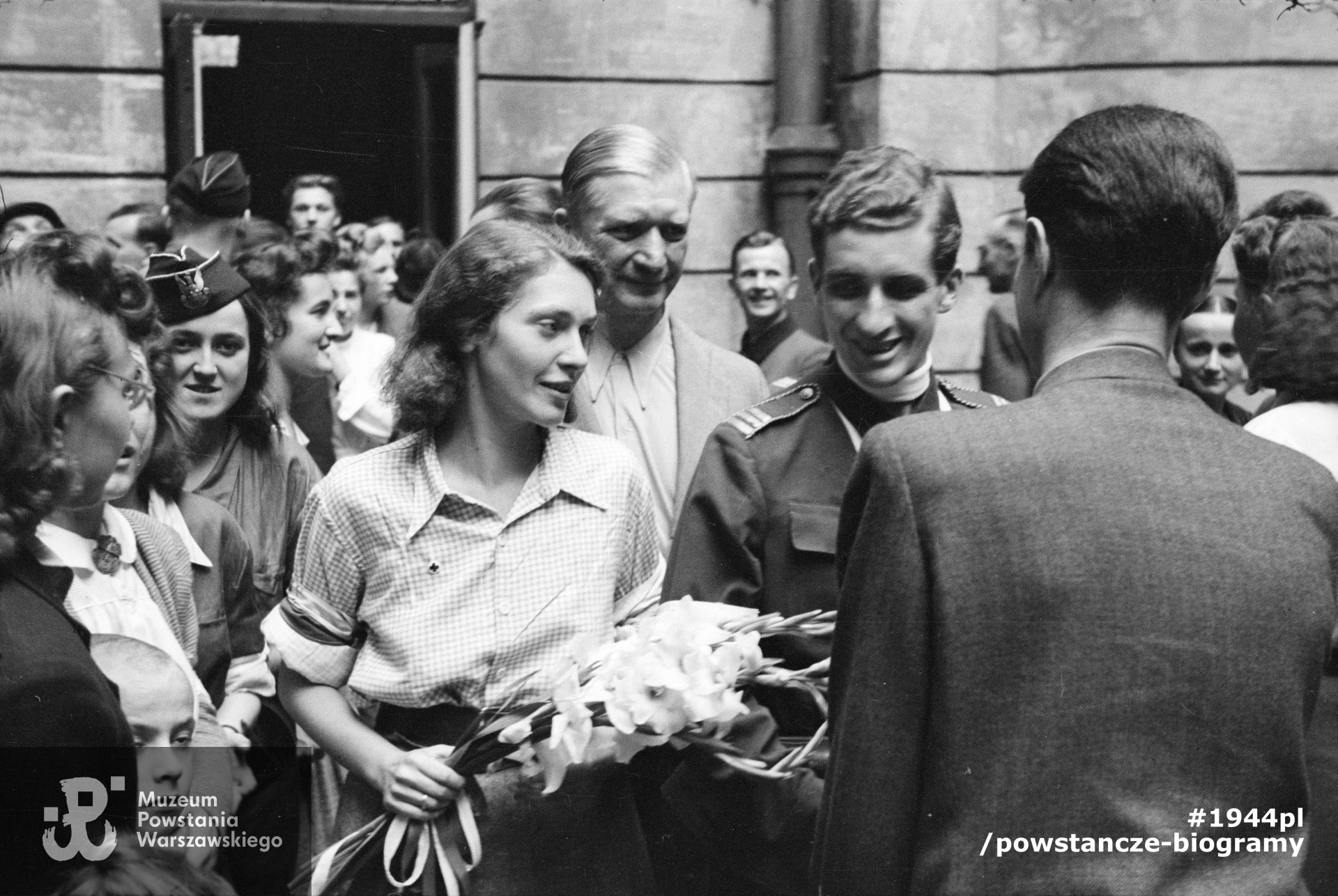 Powstanie Warszawskie, 13.08.1944 - ślub sanitariuszki Alicji Treutler „Jarmuż” i podchorążego Bolesława Biegi „Pałąka” udzielony przez ks. Wiktora Potrzebskiego „Corda” w kaplicy przy ulicy Moniuszki 11. Fot. ze zbiorów Muzeum Powstania Warszawskiego. Autorem  zdjęcia jest Eugeniusz Lokajski „Brok"