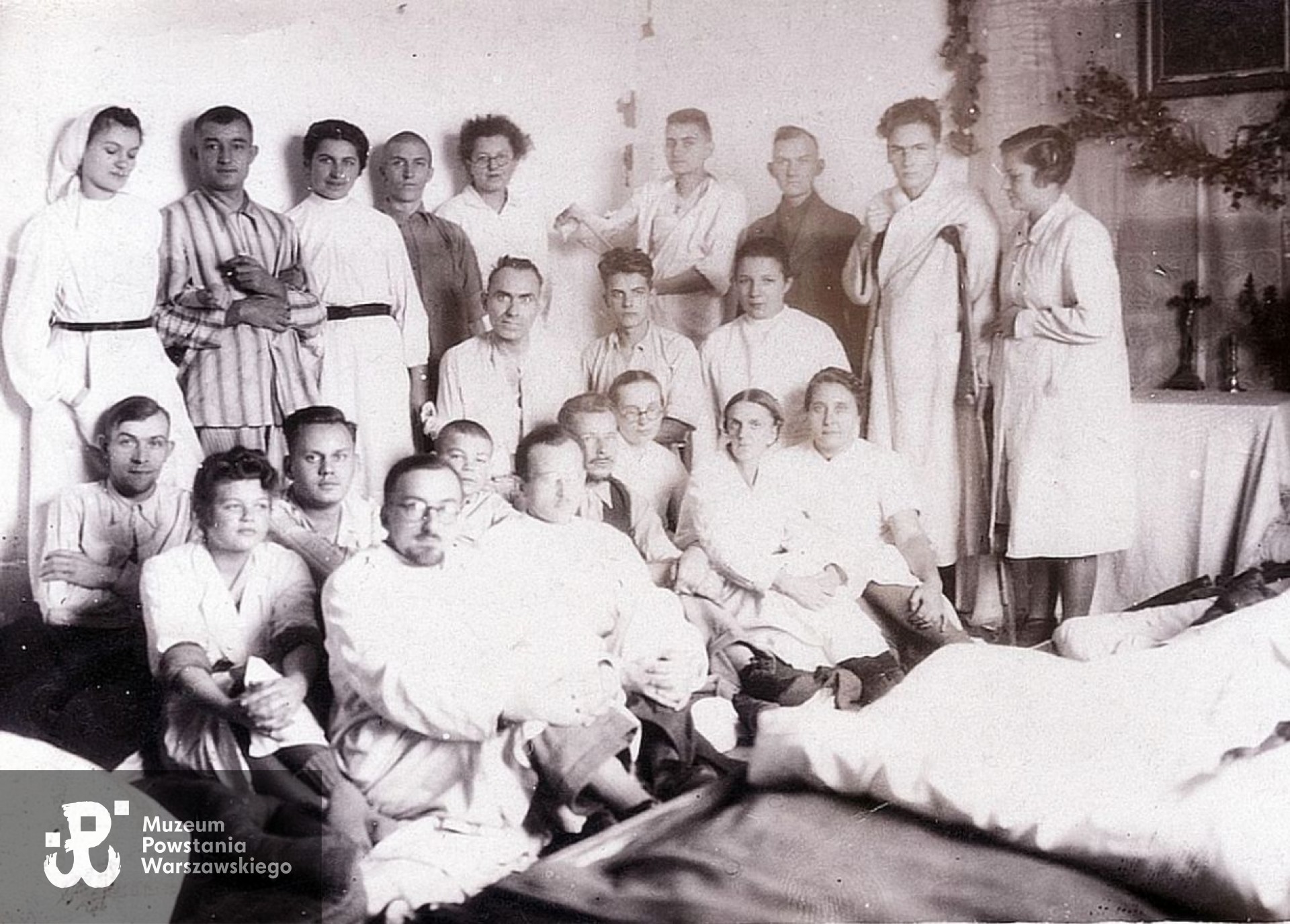 Fotografia przedstawiająca personel i pacjentów  Szpitala Polowego nr 203  na Bielanach, Al. Zjednoczenia 34, po Powstaniu ewakuowanego do Witowa. Czesława (Sława) Imiela stoi trzecia od prawej. Skan udostępnił p. Robert Brugier