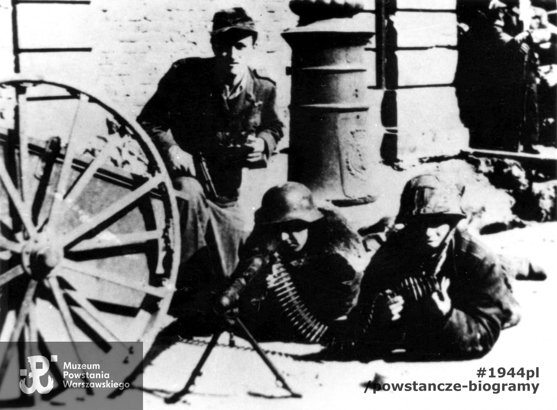 Fotografia z Powstania Warszawskiego. Śródmieście Północne. Powstańcy z batalionu "Gozdawa" - 1. kompanii "Wypadowej” kpt. "Prusa" z karabinem maszynowym - od lewej: kpr. pchor. Zbigniew Zowczak "Karo", kpr. Feliks Jeziorek "Felek", st. strz. Stanisław Iwańczak "Beniaminek". W tle kamienica przy ul. Brackiej 20. Fot. ze zbiorów Muzeum Powstania Warszawskiego, sygn. MPW-IP/2072