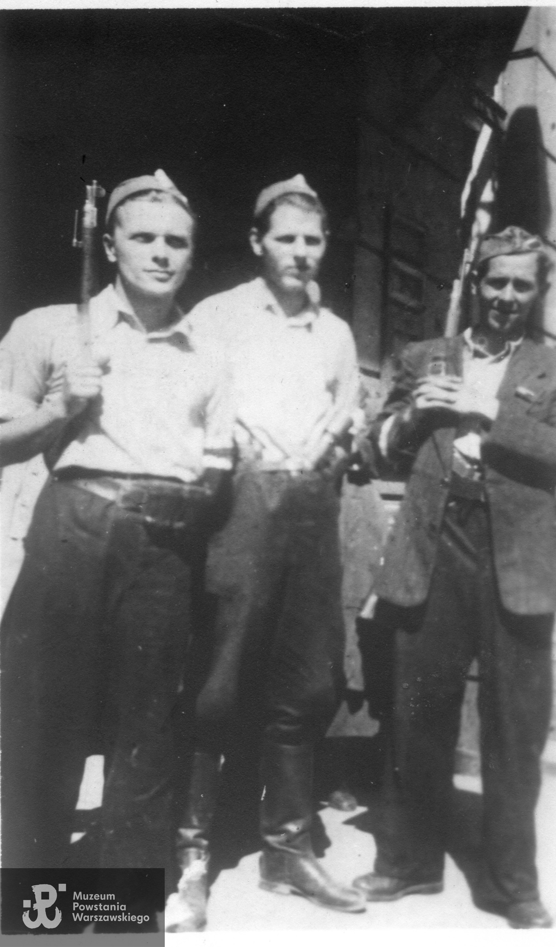 Fotografia z Powstania Warszawskiego przedstawiająca żołnierzy Kompanii Ochrony Sztabu "Koszta". Od lewej: Witold Gosławski "Garbaty", Henryk Sienkiewicz „Antal” („Antał"),  Zygmunt Biernacki "Sęk".  Skan udostępnił p. Piotr Blak, wnuk Jana Kazimierza Kluczewskiego ps.  Krawczyk. Ujęcie tożsame zachowało się w zbiorach prywatnych rodziny Sienkiewiczów.