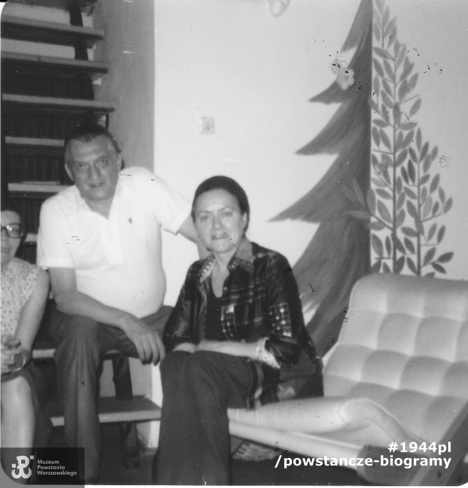 Fotografia dedykowana Januszowi Brzezińskiemu „Zanowi” przez przyjaciela Zbigniewa Siarkiewicza  ps. Grzmot.  Zdęcie wykonane w czerwcu 1977 roku przedstawia  Zbigniewa Siarkiewicza z żoną Krystyną w mieszkaniu  Zbyszka Gąsiora „Garbatego” z 2. kompanii „Parasola". Skan udostępniła p. Barbara Helena  Brzezińska-Jońca.