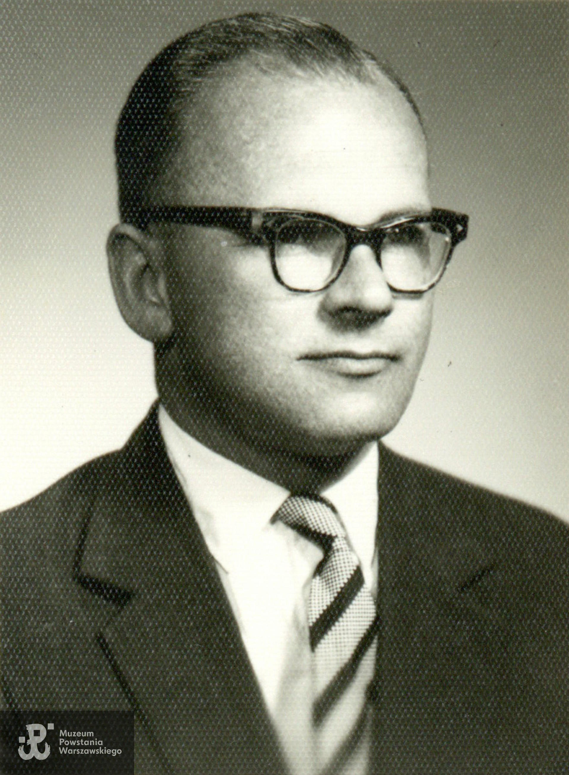 strz. Stanisław Marian Poławski "Wróbel" (1920-1967). Fot. z archiwum rodzinnego p. Pawła Poławskiego, syna Powstańca. Skan wykonano w Muzeum Powstania Warszawskiego w grudniu 2023. 