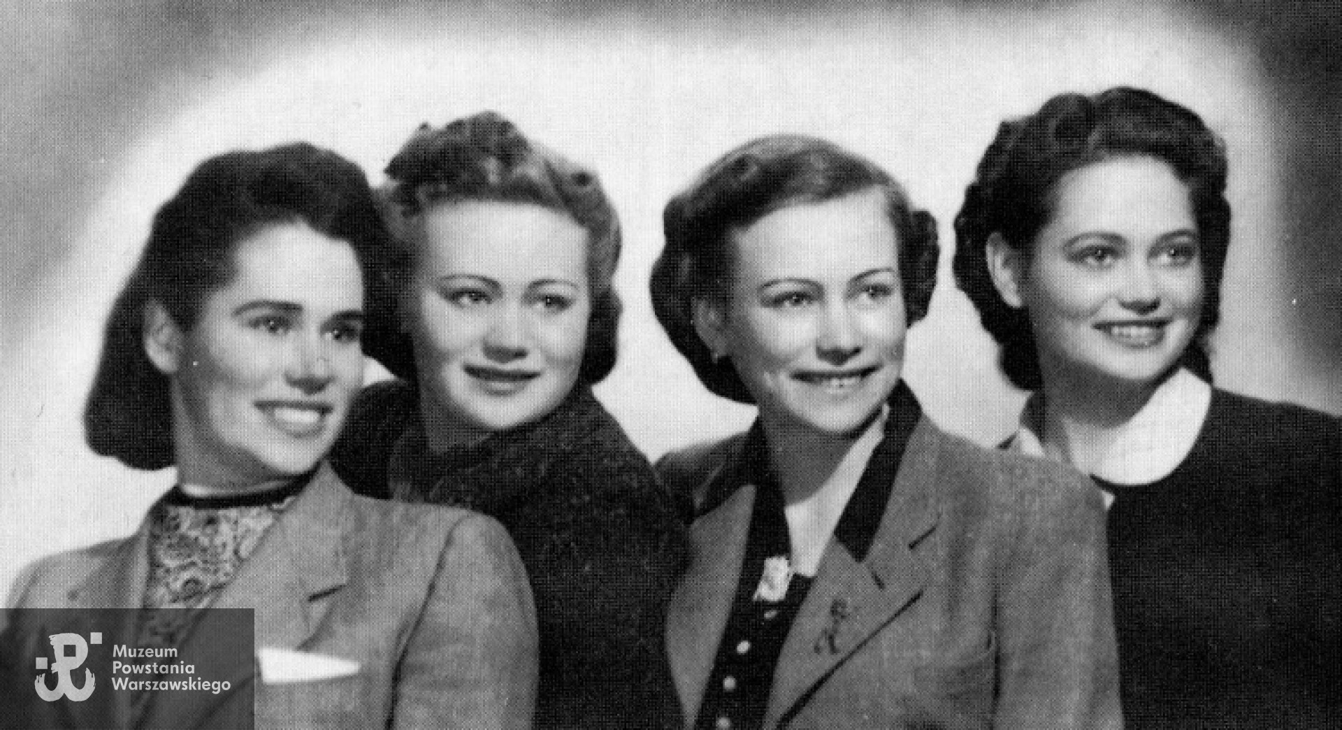 Z siostrami (1942 rok) - od lewej : Bogumiła , Irena,  Halina (trzecia od lewej), obok niej - czwarta  siostra Ewa, która zginęła w trakcie Powstania Warszawskiego  jako cywil na ul. Kruczej, trafiona 18 września 1944 r.   odłamkiem w skroń.<i> [źr.:Halina Donimirska-Szyrmerowa: "Był taki świat" ]</i>