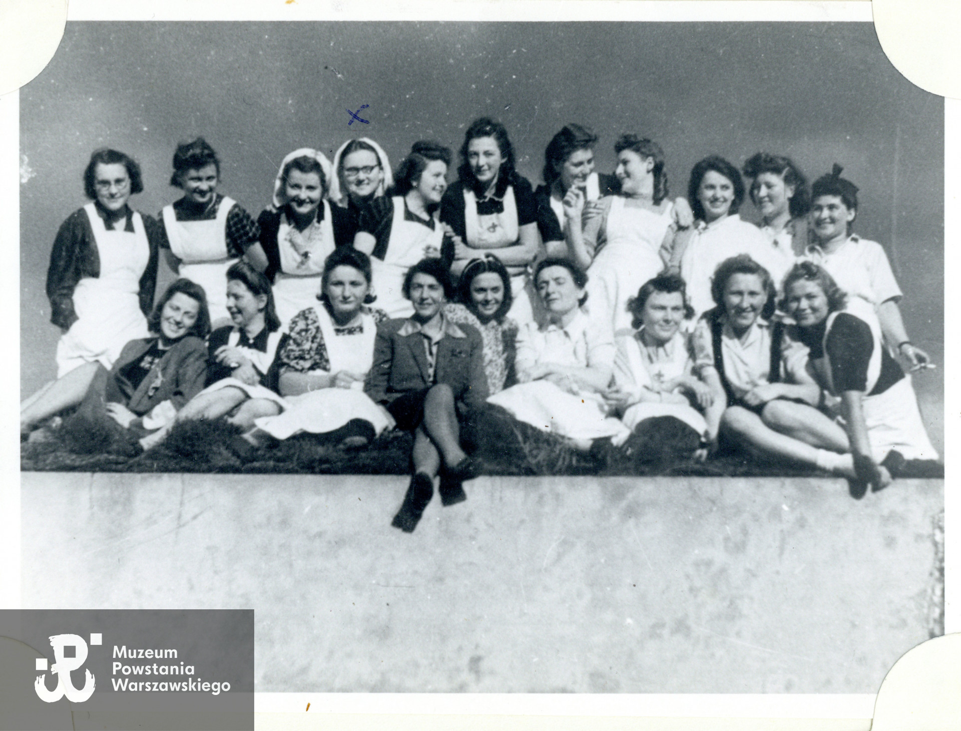 Fotografia wykonana w Oberlangen po wyzwoleniu obozu przez żołnierzy 1. Dywizji Pancernej gen. Stanisława Maczka (1945). Jadwiga Dippel widoczna jest w górnym rzędzie, zaznaczona "x". Fot. ze zbiorów prywatnych p. Jadwigi Dippel - Bossowskiej.
