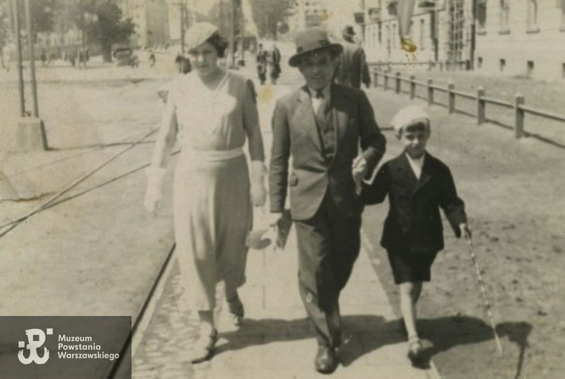 Warszawa, okres przedwojenny. Janusz Jarzęcki z rodzicami Cecylią i Karolem, na spacerze na placu Wilsona. Fot. zbiory Janusza Jarzęckiego