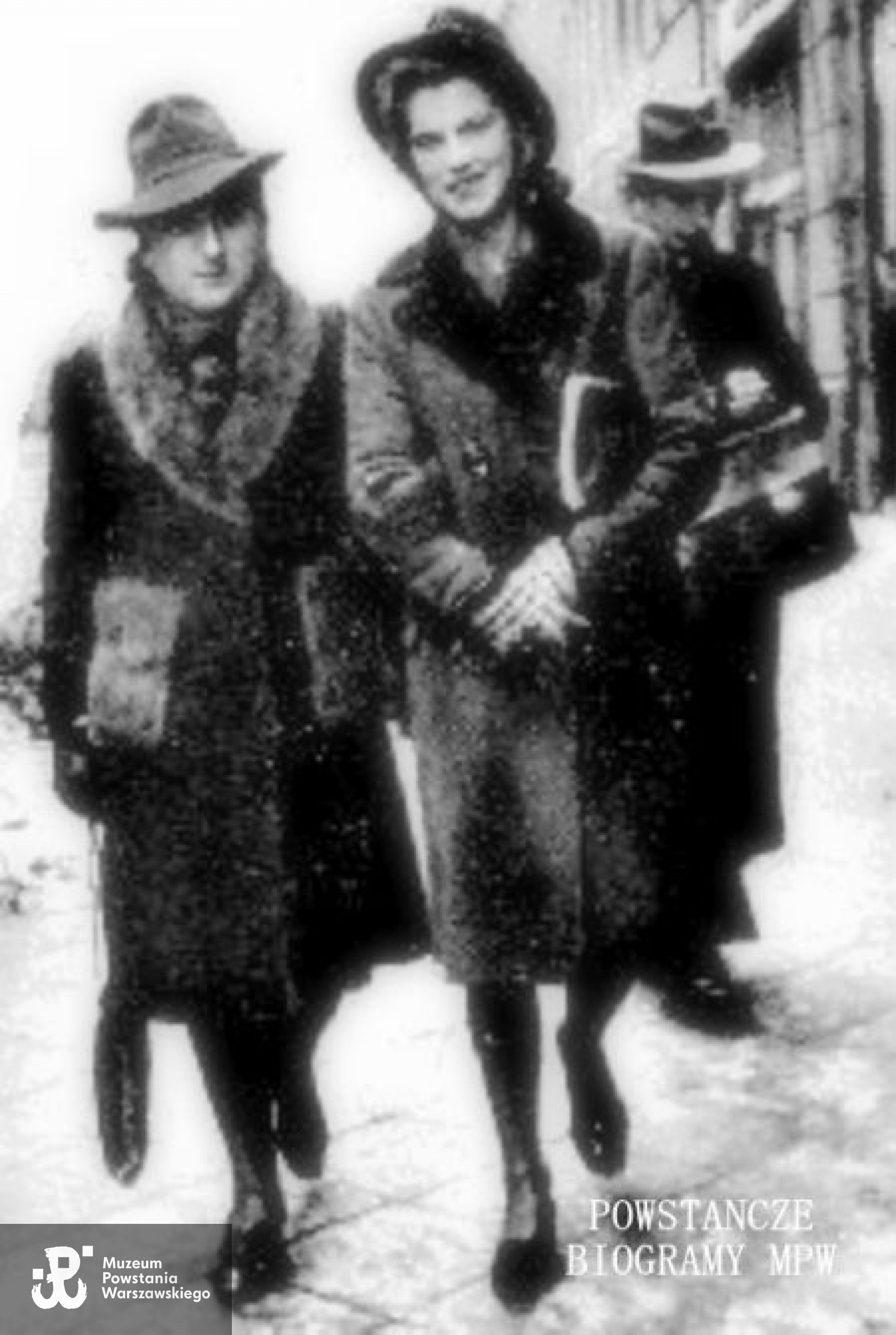 Zofia Jan­czew­ska “Jaga” - sani­ta­riuszka I plu­ton “Sad” 2. kom­pa­nii “Rudy”z “Hanką Białą” (Anną Zakrzew­ską), pole­głą 11 sierp­nia 1944 na ul. Kol­skiej w cza­sie wyco­fy­wa­nia zgru­po­wa­nia “Rado­sław” z Woli. Fot. <i>Medycy Powstania </i>