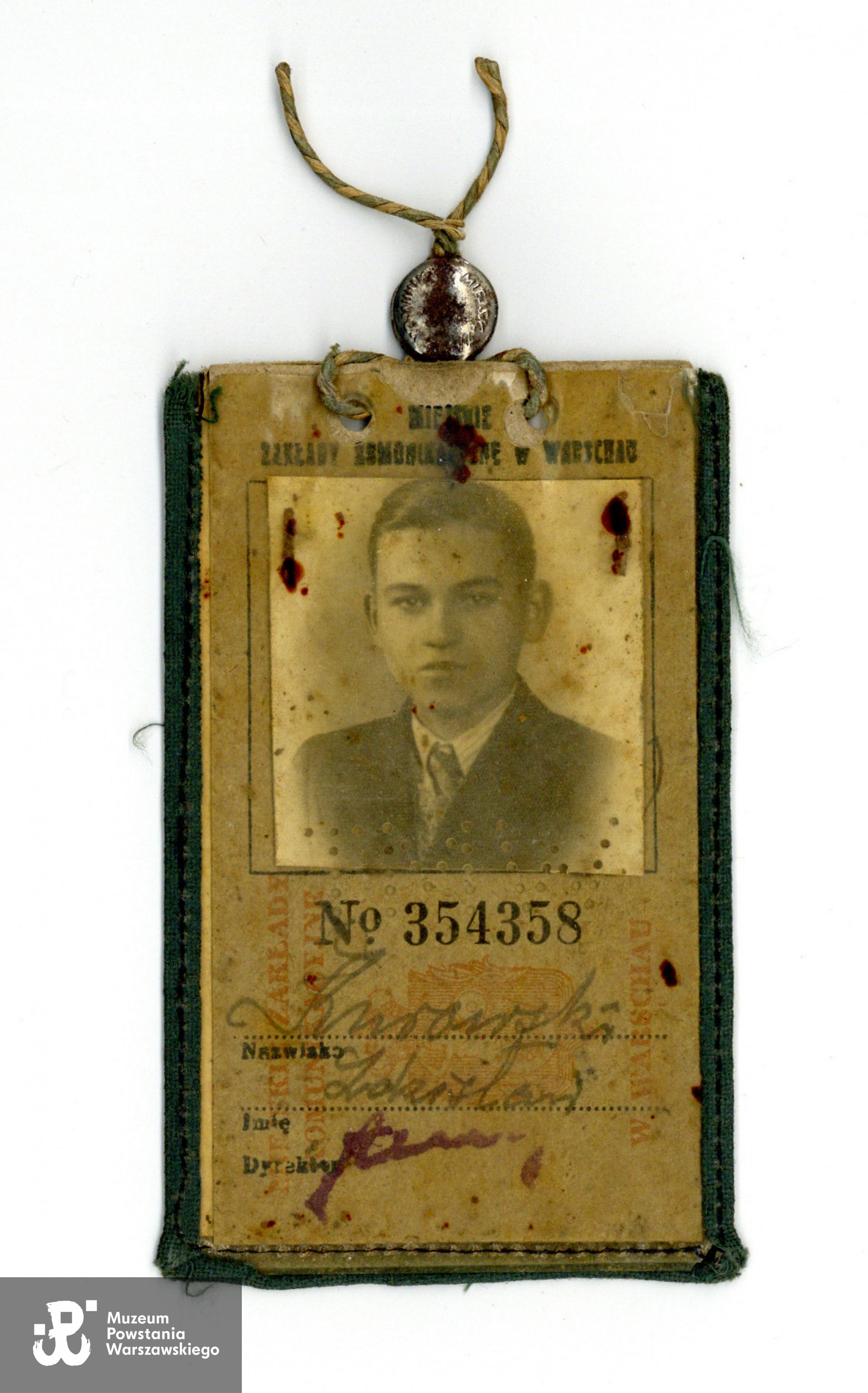 Należący do Zdzisława Kurowskiego bilet miesięczny na trzy linie tramwajowe, dokument nr 354358, wystawiony w kwietniu 1943 roku. Ze zbiorów Muzeum Powstania Warszawskiego, sygn. MPW-A-3810 (P/4269)