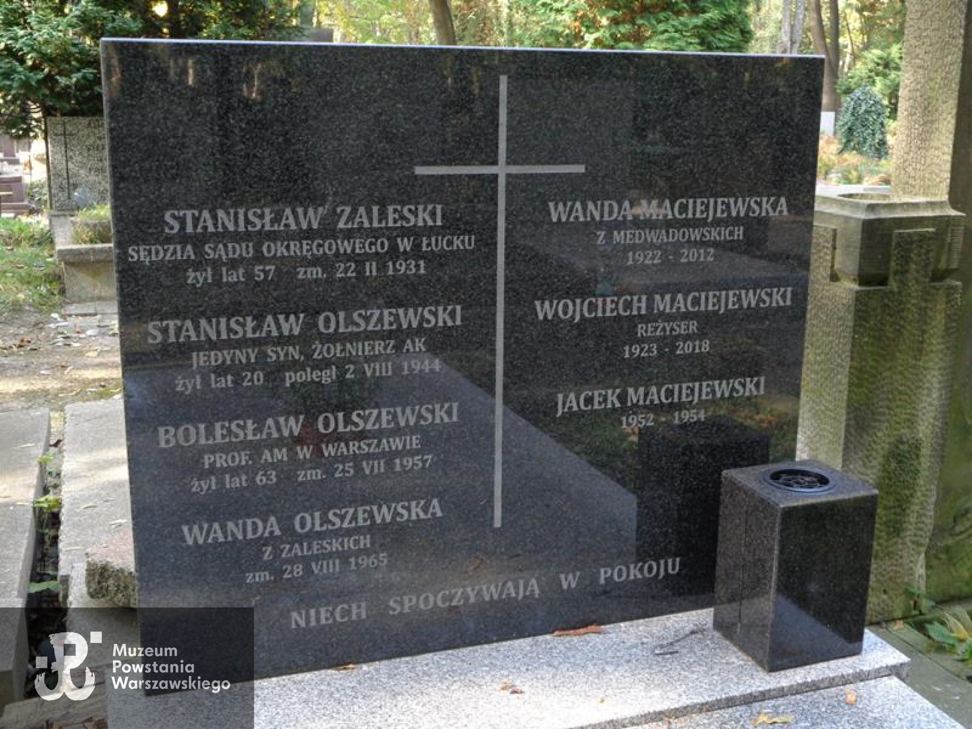 Cmentarz Powązkowski w Warszawie - kwatera 338, rząd 5, grób 4 - grób rodzinny Zaleskich, Olszewskich i Maciejewskich. Fot. Warszawskie Zabytkowe Pomniki Nagrobne <i>cmentarze.um.warszawa.pl</i>