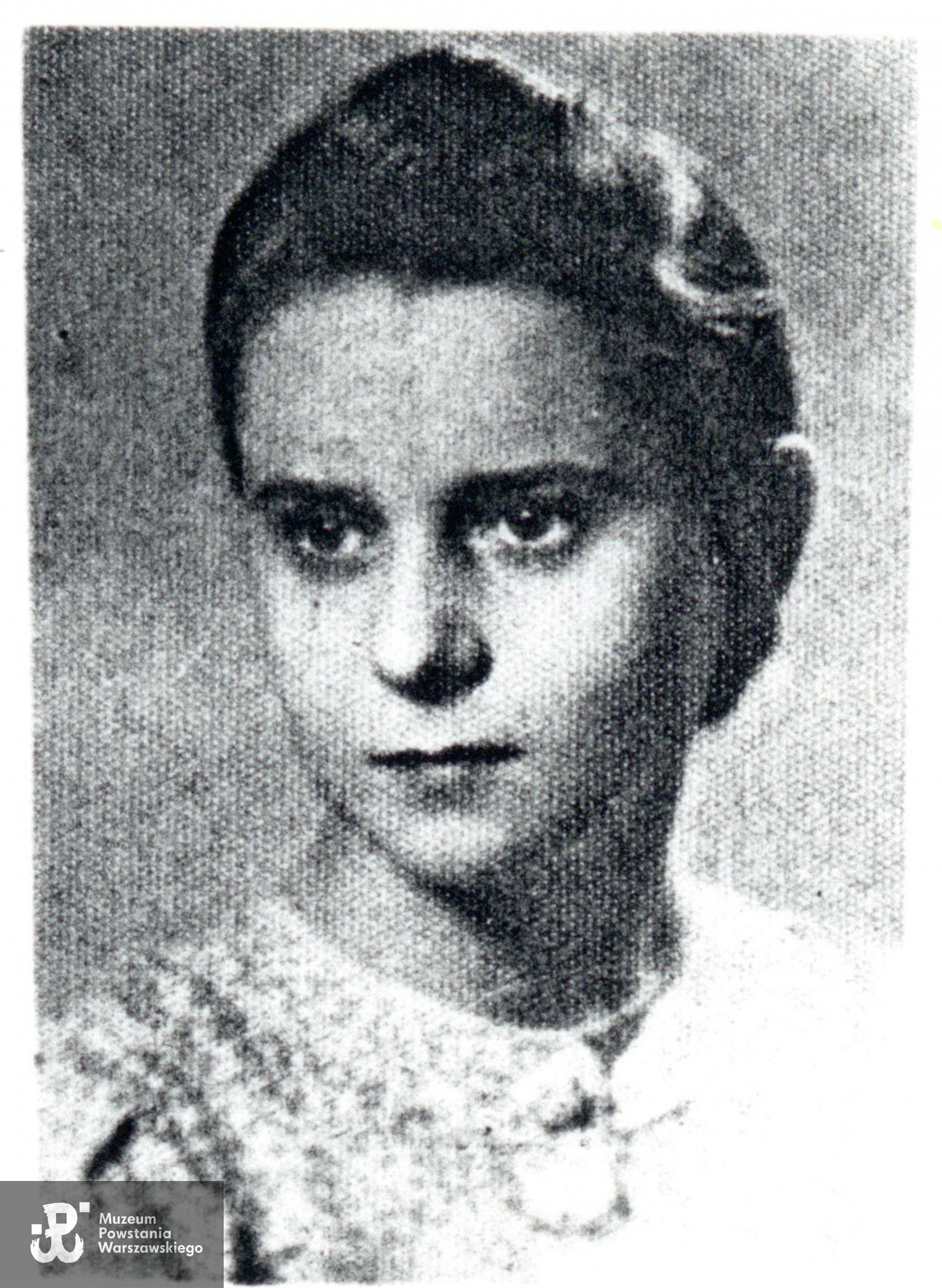 Krystyna Górecka - Zasuń. Fotografia pochodząca z ankiety uczestnika Powstania Warszawskiego, źr. Muzeum Powstania Warszawskiego,  Teczki personalne uczestników Powstania Warszawskiego, zasób Działu Kombatanta MPW