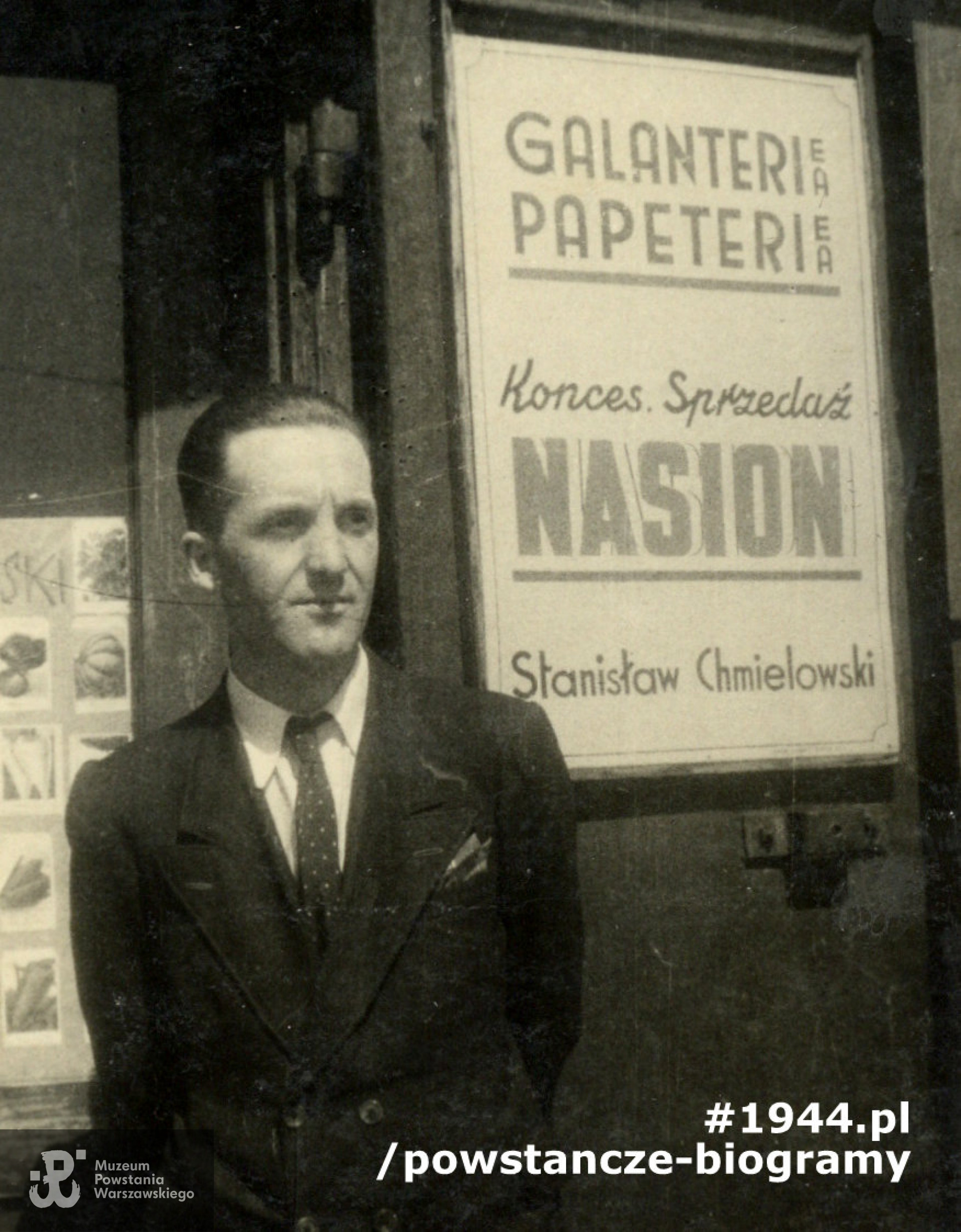 ppor. Stanisław Julian Chmielowski "Tadeusz" (1903-1987). W tle widoczny szyld firmy "Skład Nasion Warzywnych, Pastewnych i Kwiatowych - Stanisław Chmielowski". Fot. z archiwum rodzinnego, udostępniła p. Anna Chmielowska - Łachwa