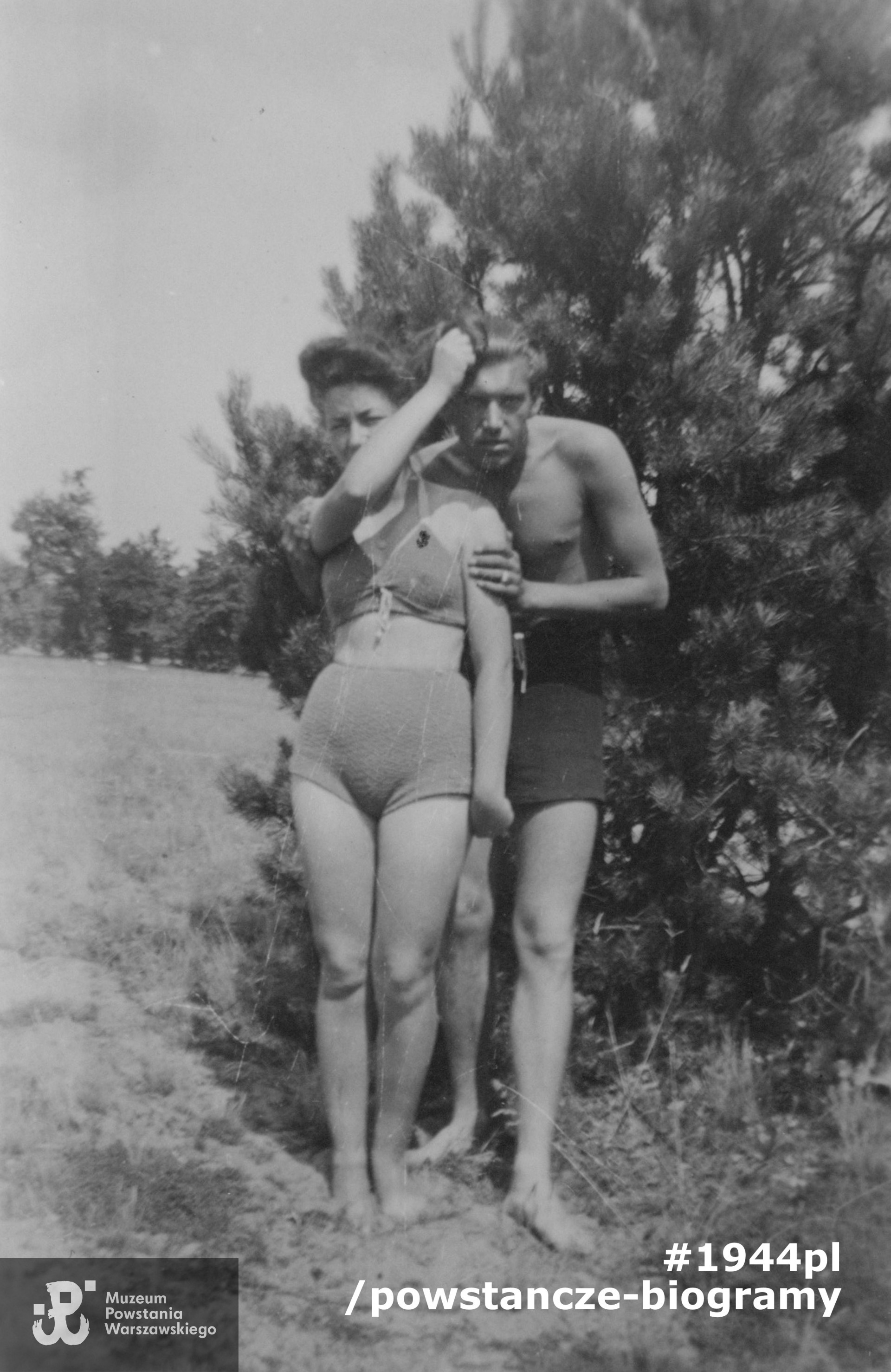 Z Tadeuszem Trębińskim ps. „Czambori” (1922-1944), sympatią Wandy z okresu okupacji. Rok wykonania zdjęcia nieustalony. Tadeusz poległ 8 sierpnia 1944 roku śmiertelnie ranny na barykadzie przy ul. Chopina 13.  Fot. ze zbiorów  rodzinnych p. Wandy Jeziorek -  Zniewierowskiej, udostępniła córka, p. Anna Zniewierowska - Chruściel.