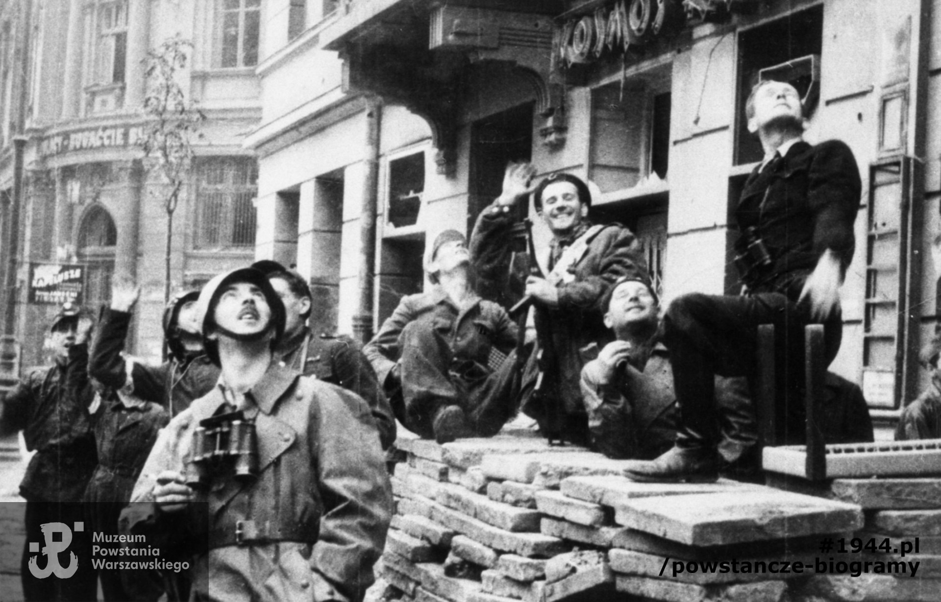 Fotografia z Powstania Warszawskiego. Śródmieście Północne, ul. Zgoda. Powstańcy z oddziału "Barry" zgrupowanie "Sosna" przed kwaterą w oczekiwaniu na amerykańskie zrzuty na placu Zgody róg Złotej. Fot. ze zbiorów Muzeum Powstania Warszawskiego, sygn. MPW-IH/2074