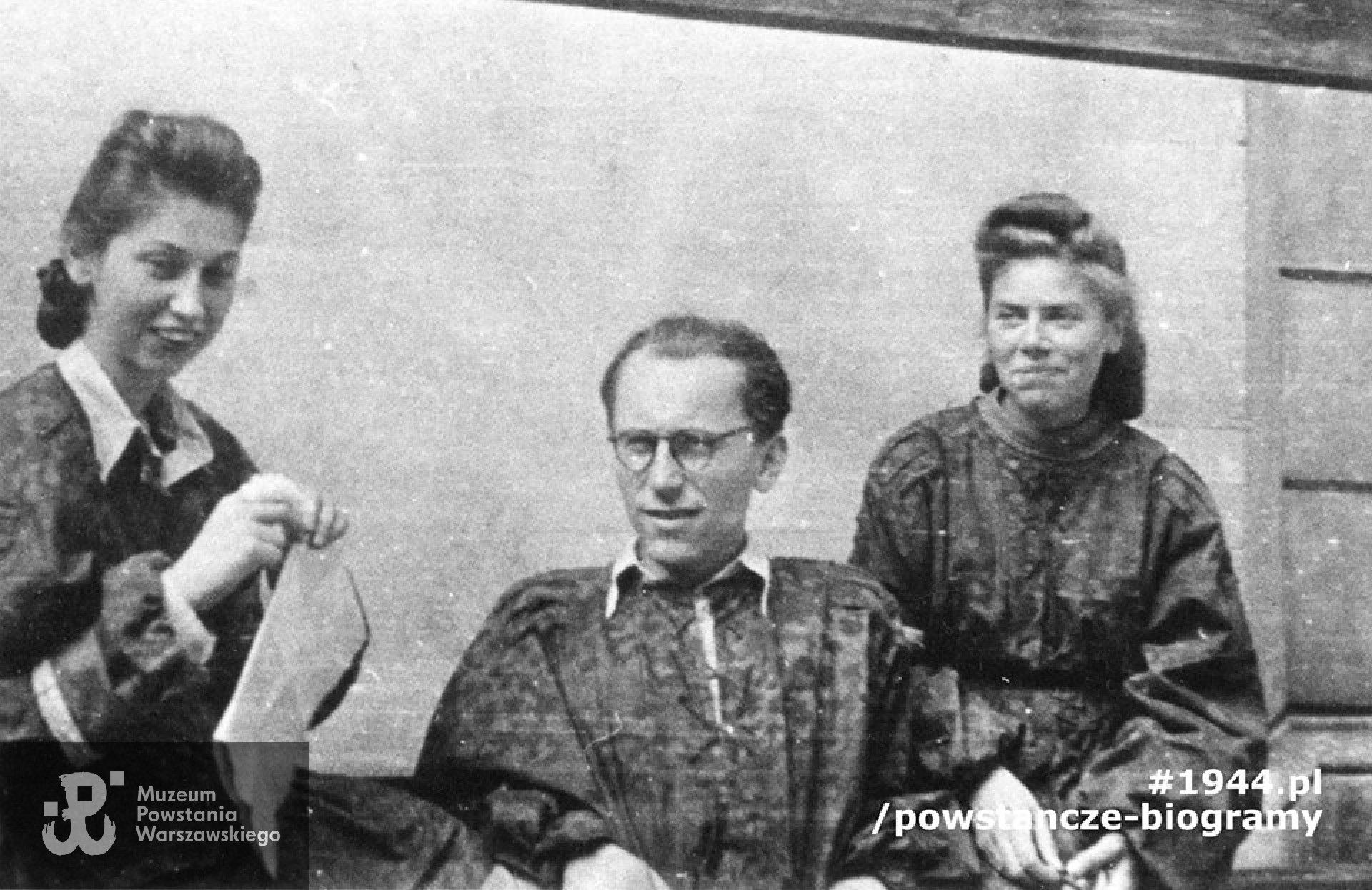 Fotografia z Powstania Warszawskiego autorstwa Dariusza Celińskiego ps.  Aleksander: Stare Miasto, rejon ul. Długiej. Troje powstańców w panterkach, z lewej Maja Goetzen (właściwie Maria Goetzen-Pirim "Maja"),  w środku st. strz. Jerzy Bonawentura Wilhelmi "Wilk", z prawej Alicja Natansonówna (po wojnie  Skrobik). Fot. ze zbiorów Muzeum Powstania Warszawskiego, zbiór Ewy Orlikowskiej-Krasnowolskiej, ujęcie tożsame sygn. MPW-IN/11094.