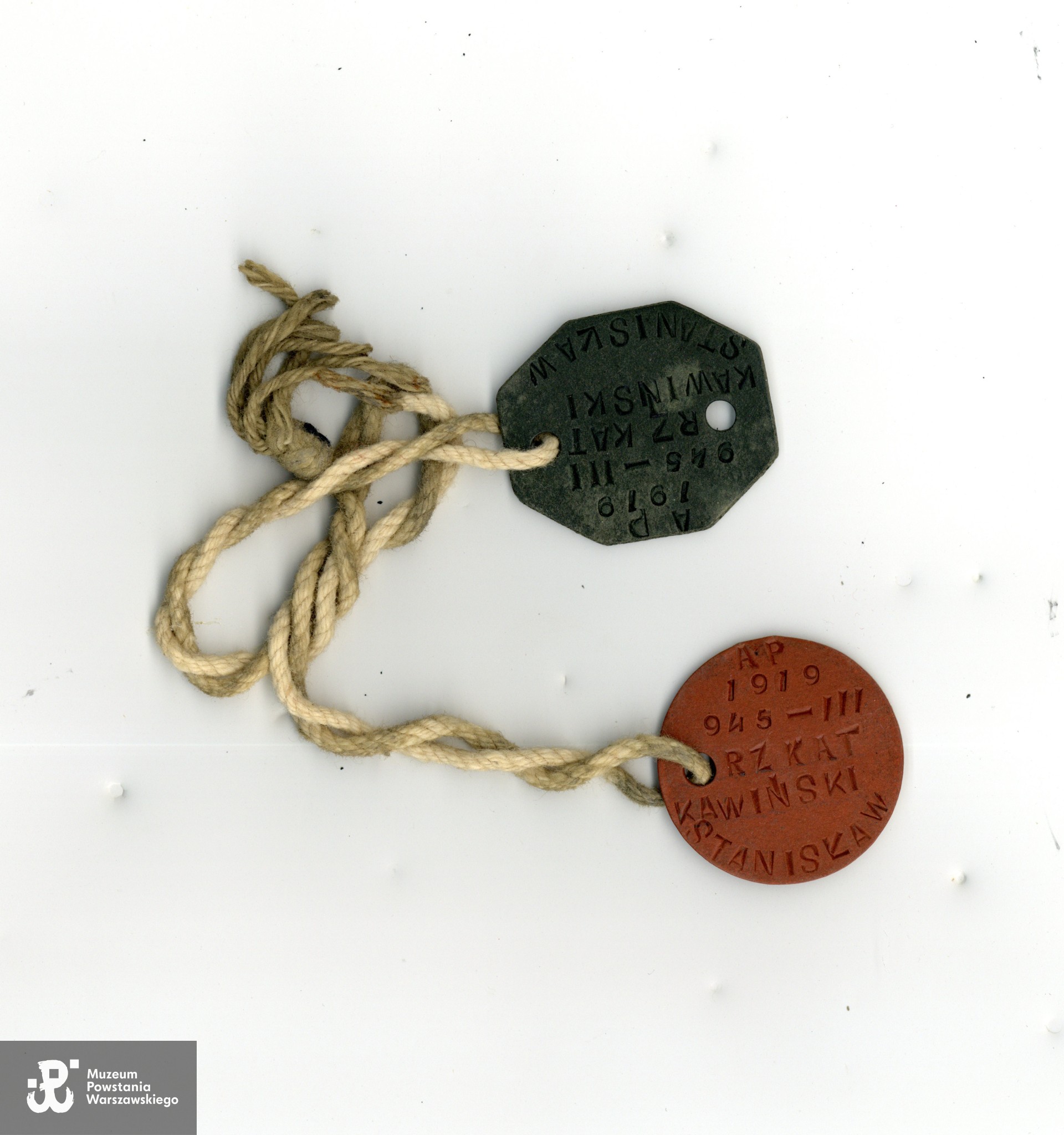 Pochodzący ze spuścizny po Stanisławie Kawińskim "Bazylim" nieśmiertelnik Polskich Sił Zbrojnych na Zachodzie. Zbiory rodzinne